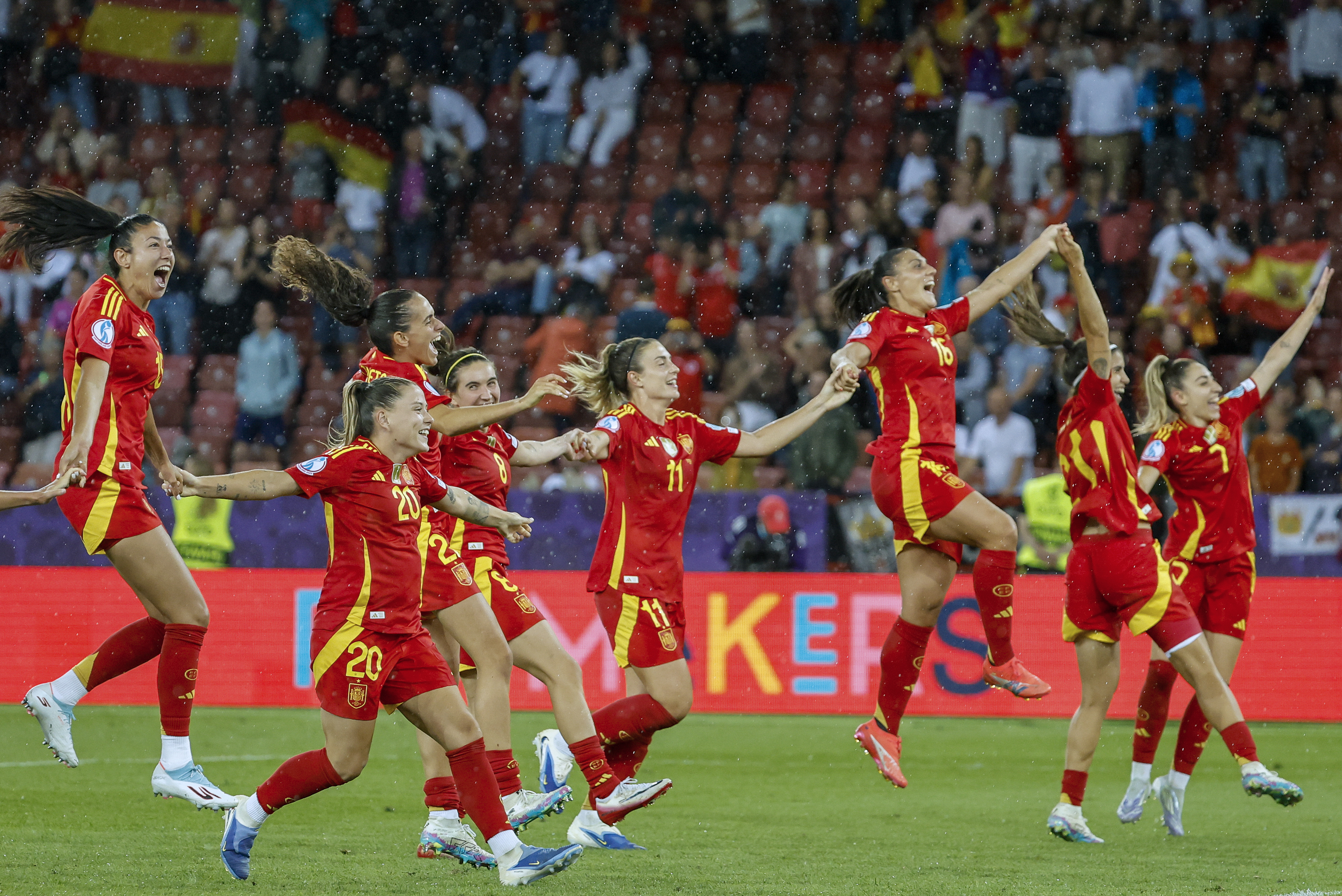 ZÚRICH (SUIZA), 23/07/2025.- Las jugadoras de la selección española celebran la victoria, a la finalización del encuentro correspondiente a la semifinal de la Eurocopa Femenina 2025 que han disputado hoy miércoles las selecciones de Alemania y España en el estadio Letzigrund de Zúrich (Suiza). EFE/ Ana Escobar
