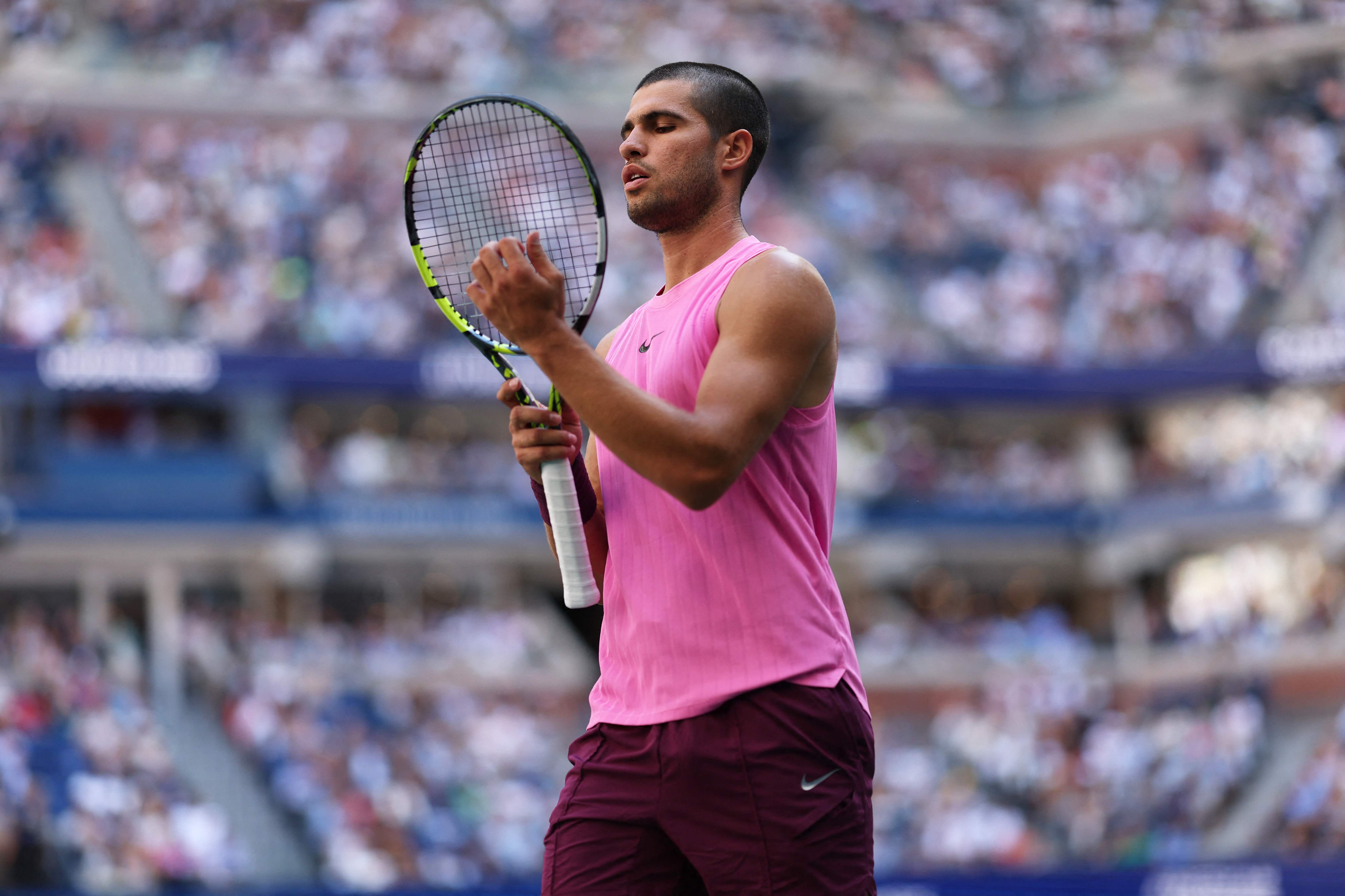 NEW YORK, NEW YORK - AUGUST 31: Carlos Alcaraz of Spain between serves against Arthur Rinderknech of France during their Men's Singles Fourth Round match on Day Eight of the 2025 US Open at USTA Billie Jean King National Tennis Center on August 31, 2025 in the Flushing neighborhood of the Queens borough of New York City.   Clive Brunskill/Getty Images/AFP (Photo by CLIVE BRUNSKILL / GETTY IMAGES NORTH AMERICA / Getty Images via AFP)