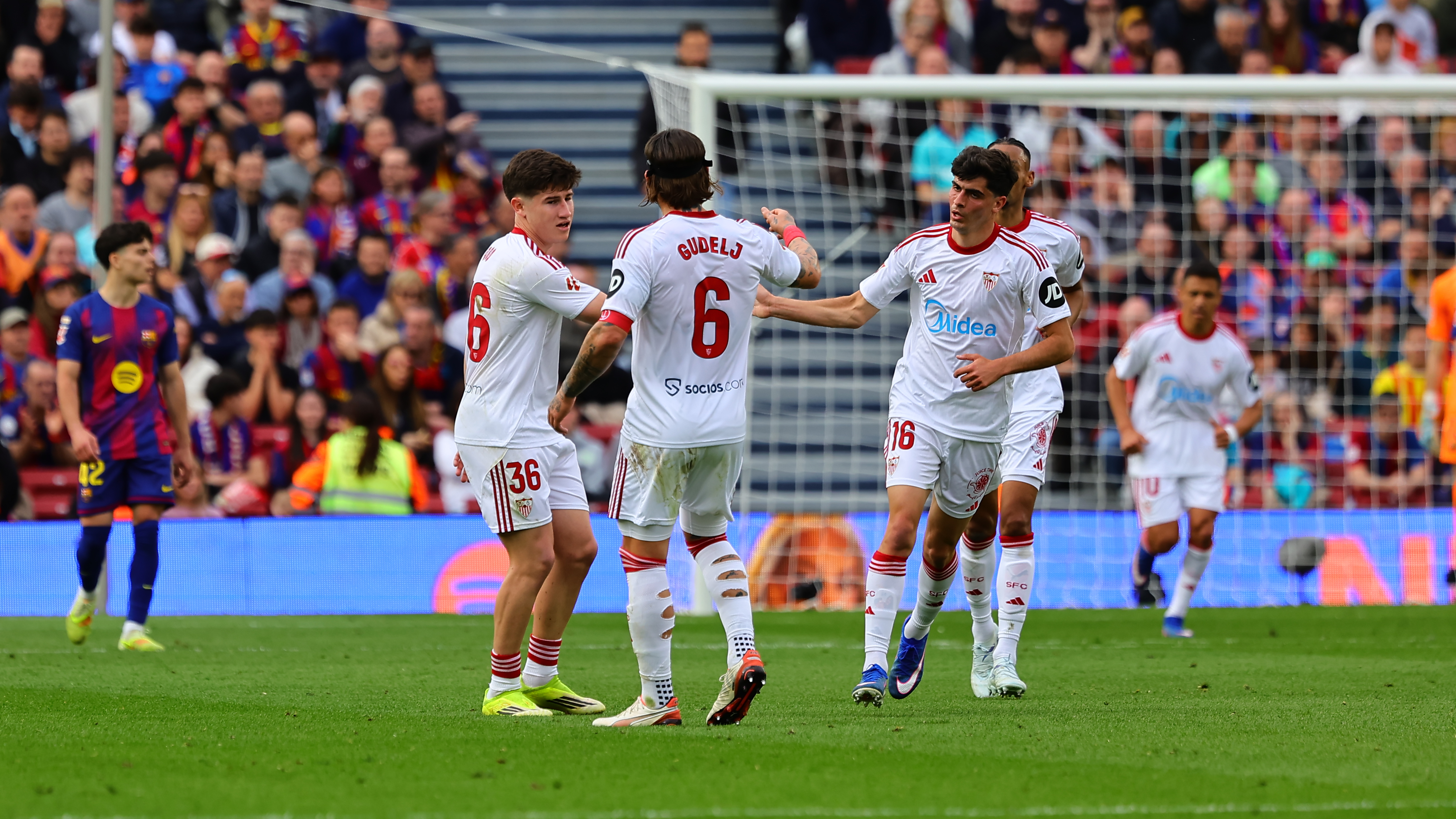 Oso celebra con sus compañeros el 3-1 al Barcelona. 