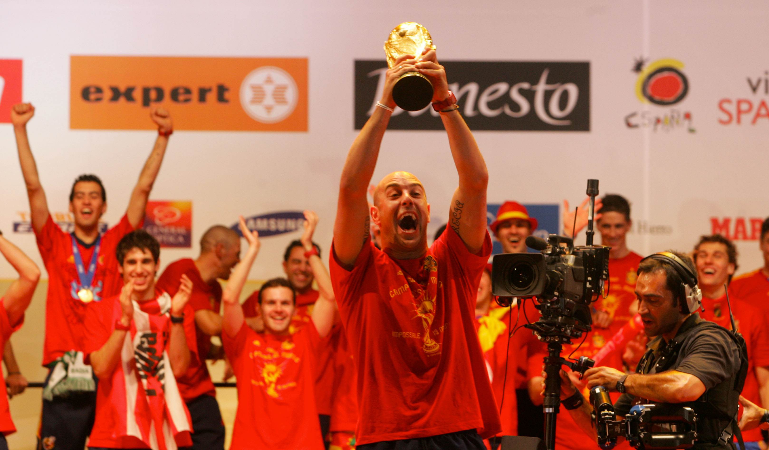 12/07/10 MUNDIAL SURAFRICA 2010
SELECCION ESPAÑOLA ESPAÑA
CAMPEONES DEL MUNDO 2010
RECIBIMIENTO CELEBRACION RECORRIDO AUTOBUS AUTOCAR
ESCENARIO PRINCIPE PIO PASEO DEL REY
PEPE REINA
