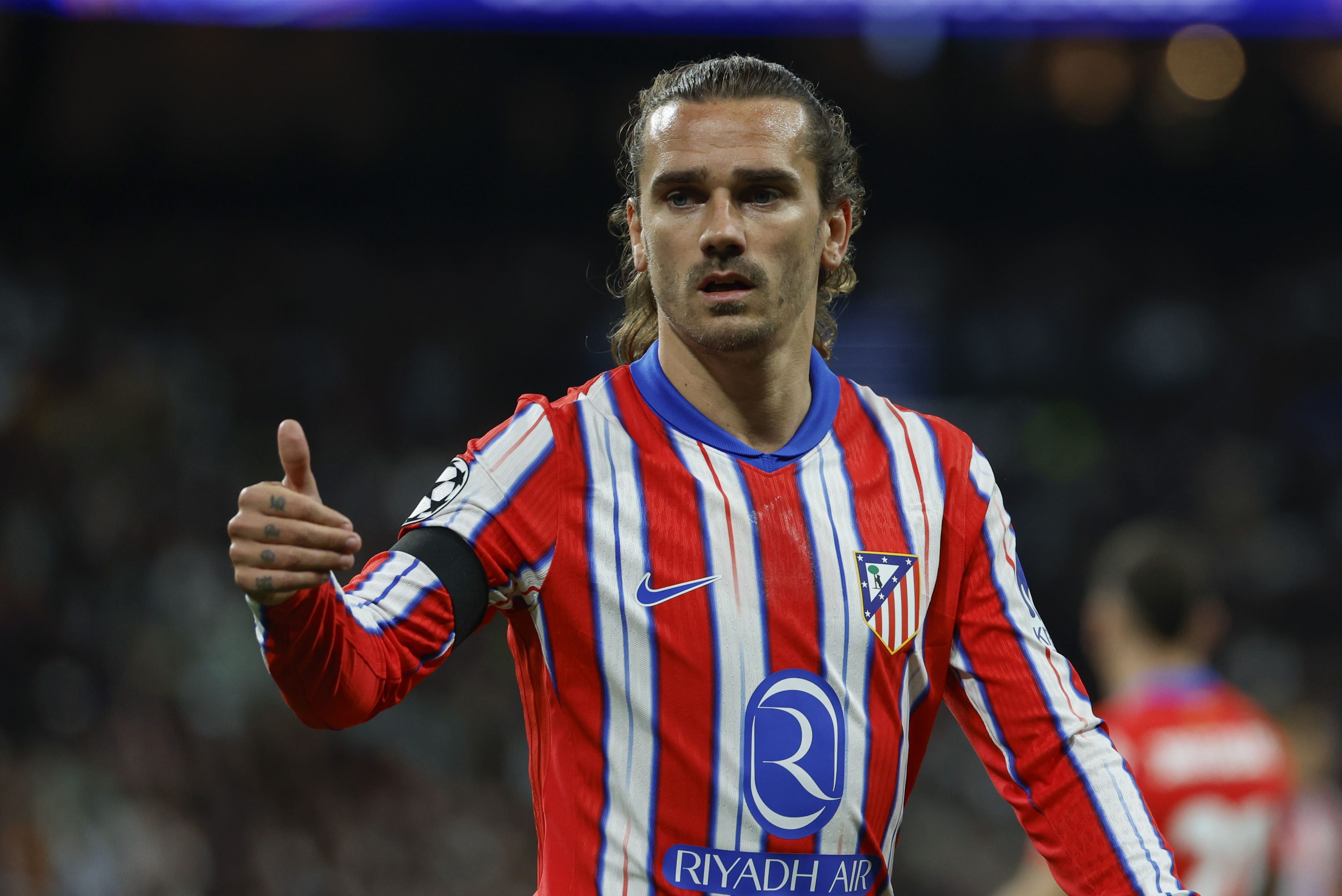 MADRID, 04/03/2025.- El delantero francs del Atltico de Madrid Antoine Griezmann durante el encuentro correspondiente a la ida de los octavos de final de la Liga de Campeones que Real Madrid y Atltico de Madrid disputan hoy martes en el estadio Santiago Bernabu, en Madrid. EFE/JUANJO MART?N
