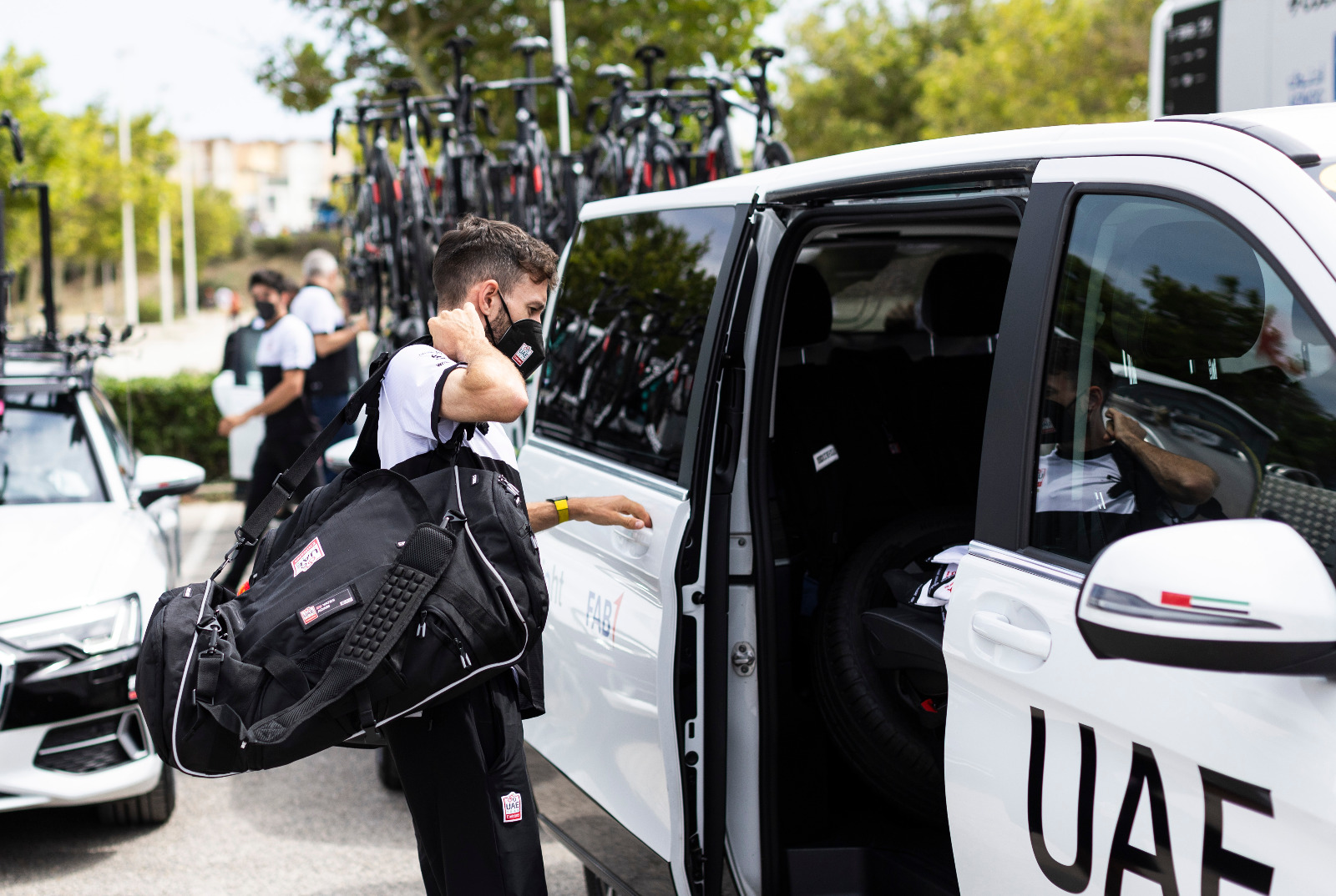 El ciclista británico del UAE Emirates Adam Yates llega en un coche separado a la salida de la decimosexta etapa del Tour de Francia 2024