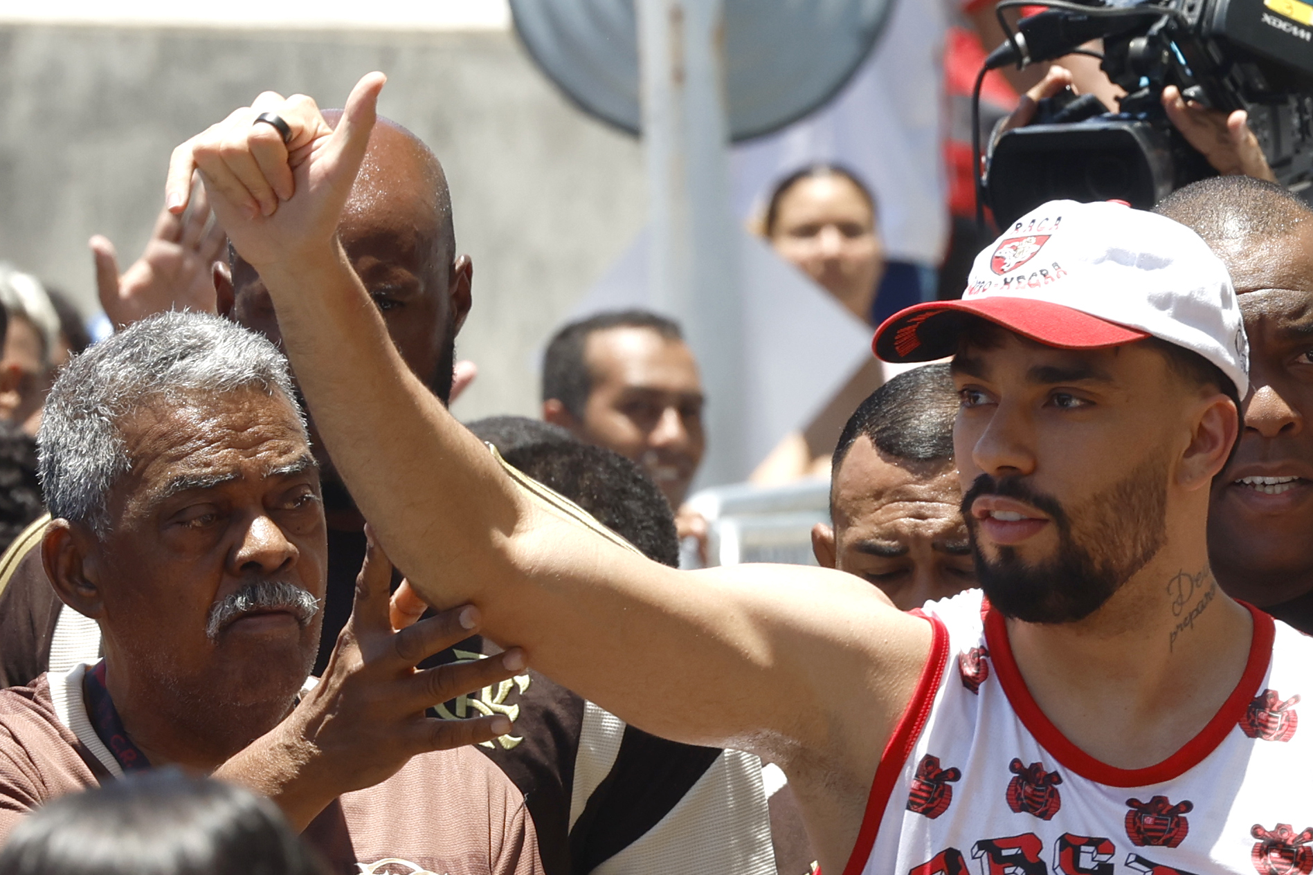 AME9381. RÍO DE JANEIRO (BRASIL), 29/01/2026.- Lucas Paquetá (d) saluda a los aficionados de Flamengo a su llegada al Aeropuerto Internacional este jueves, en Río de Janeiro (Brasil). Paquetá llega procedente del West Ham de Inglaterra convirtiéndose en el fichaje más caro en la historia del fútbol brasileño. EFE/ Antonio Lacerda