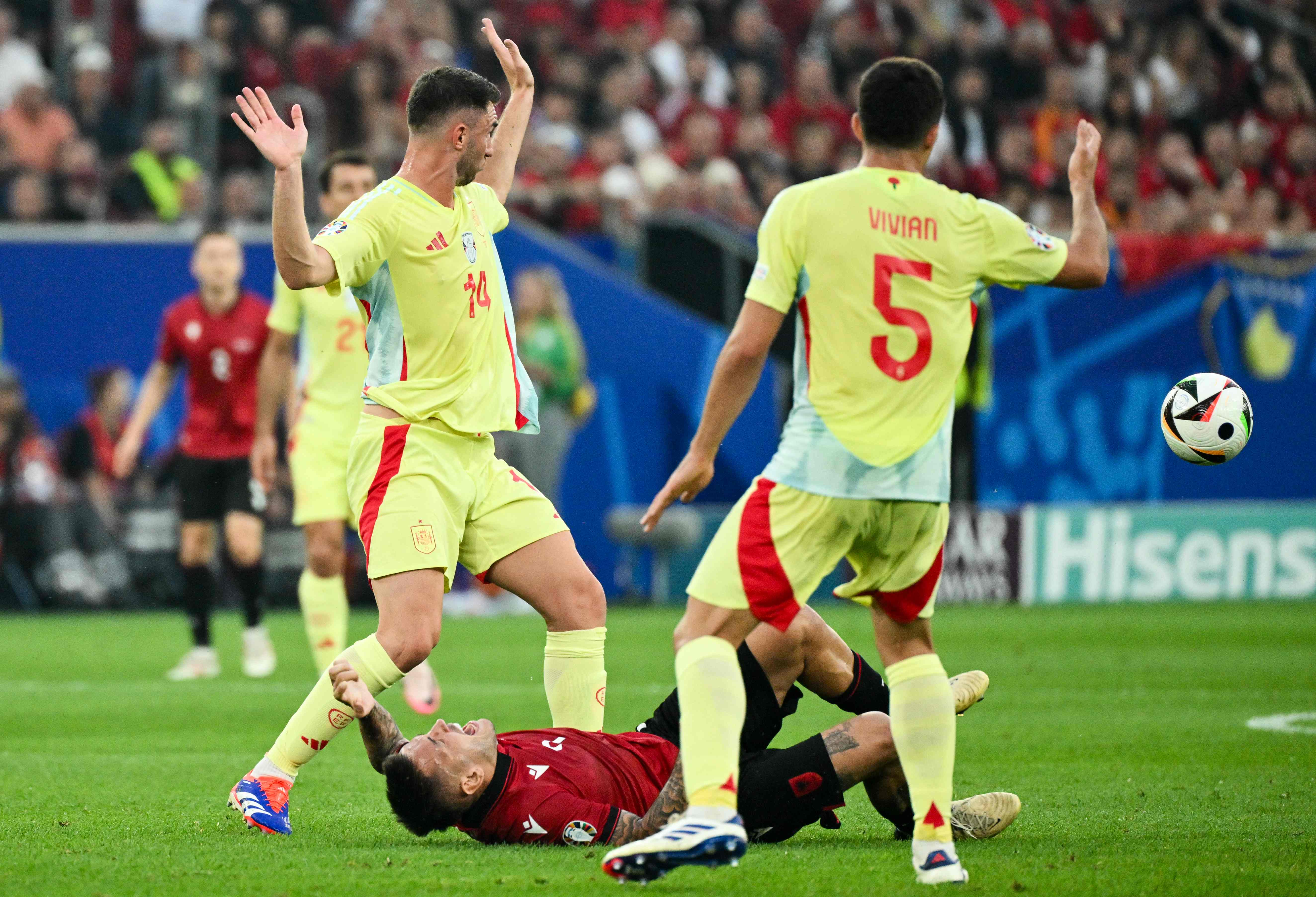 Laporte y Vivian, en una acción del Albania-España disputado en Düsseldorf.