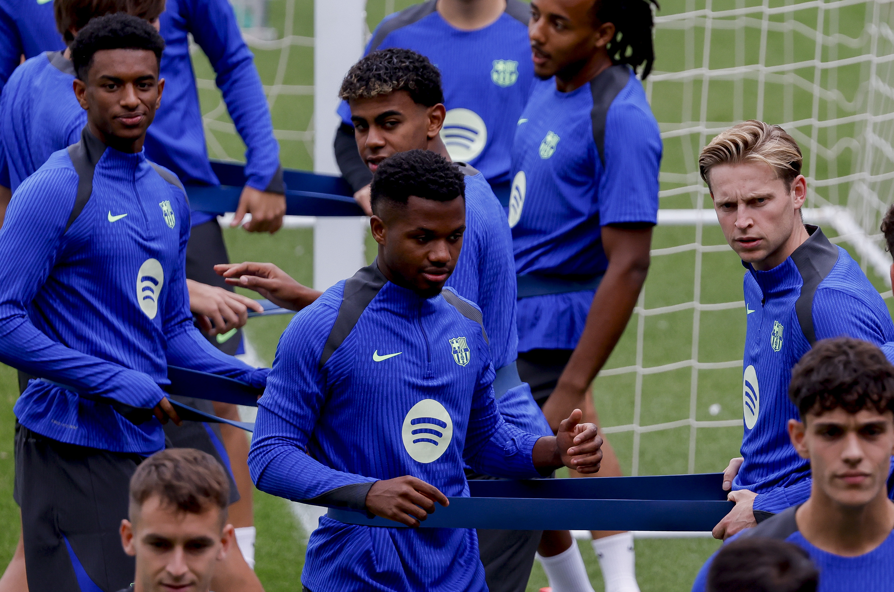 De Jong y Ansu Fati durante el entrenamiento.
 

