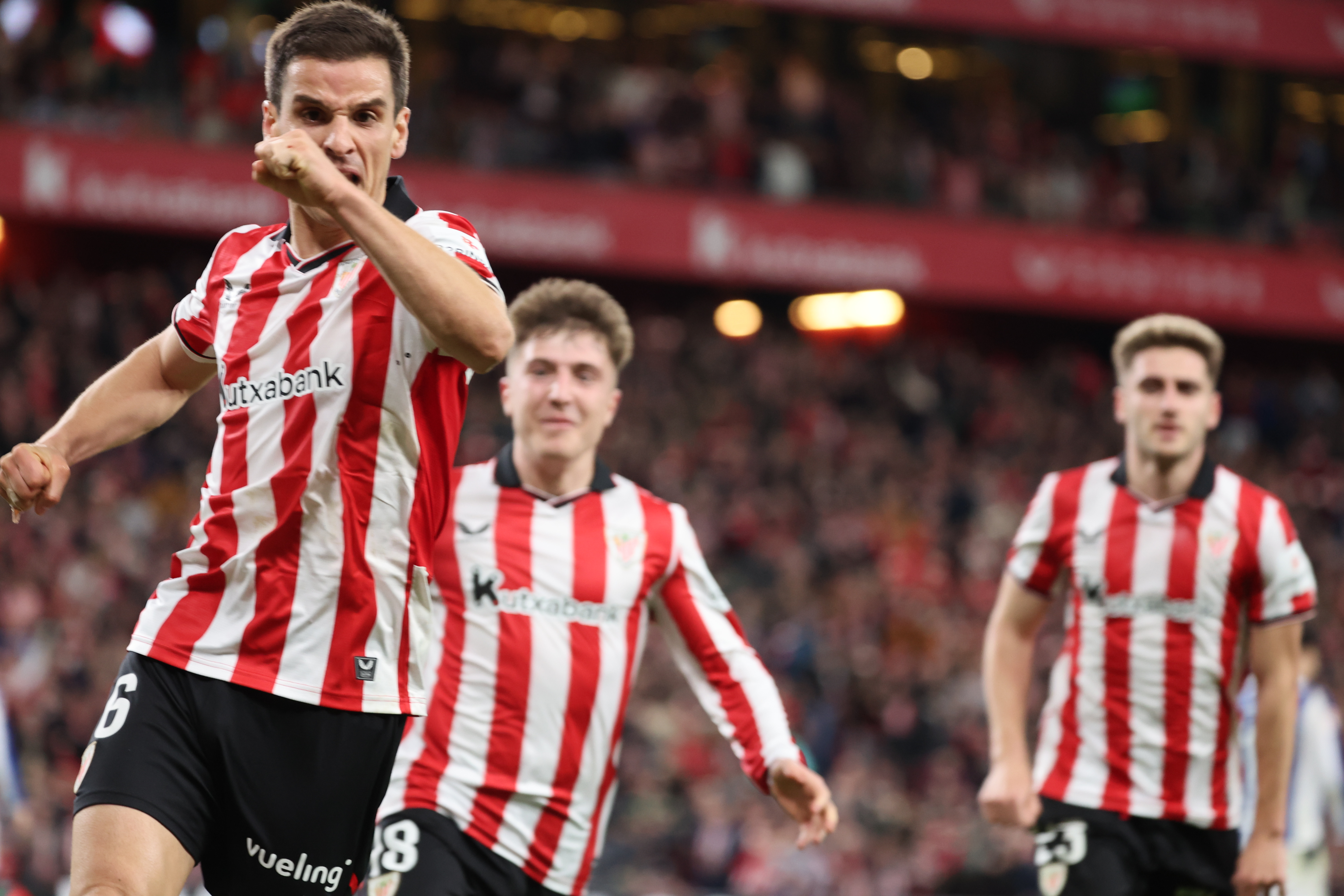 Iñigo Ruiz de Galarreta celebra un gol.