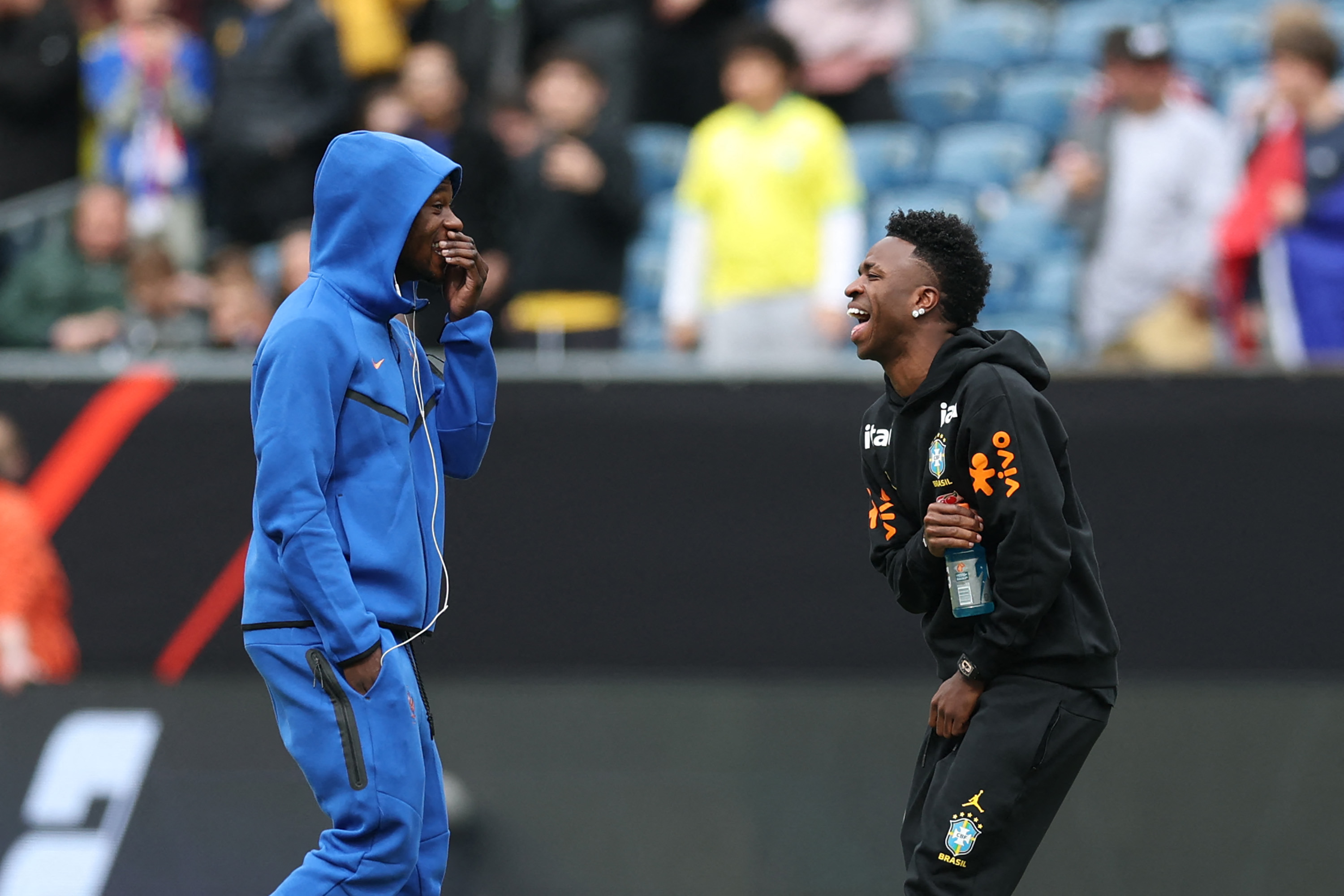 FOXBOROUGH, MASSACHUSETTS - MARCH 26: (L-R) Eduardo Camavinga of France and Vinicius Junior of Brazil chat as they inspect the pitch prior to the international friendly match between Brazil and France at Gillette Stadium on March 26, 2026 in Foxborough, Massachusetts. Maddie Meyer/Getty Images/AFP (Photo by Maddie Meyer / GETTY IMAGES NORTH AMERICA / Getty Images via AFP)