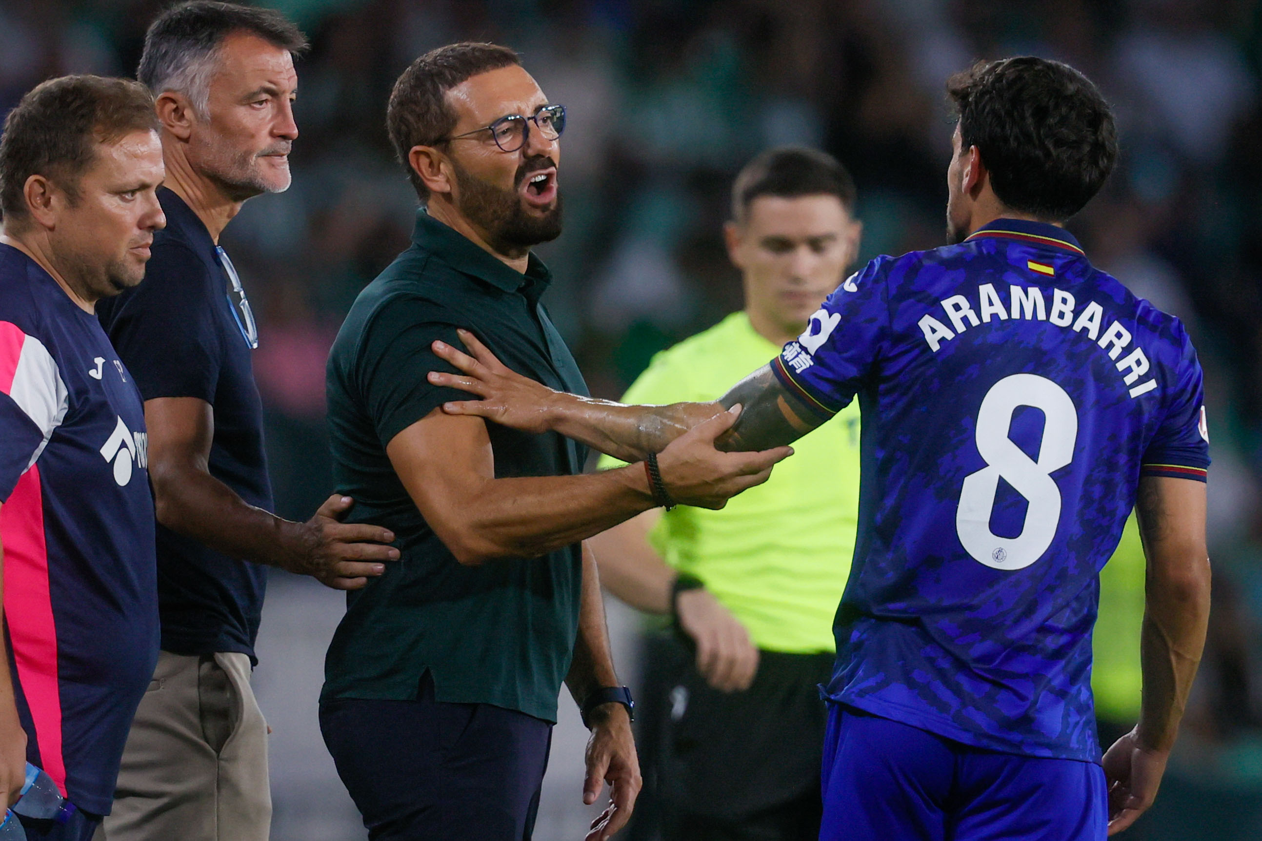 SEVILLA, 18/09/2024.- El técnico del Getafe, José Bordalás (c), protesta tras ser explusado durante el encuentro correspondiente a la tercera jornada de LaLiga que disputan hoy miércoles Betis y Getafe en el estadio Benito Villamarín de Sevilla. EFE/ José Manuel Vidal