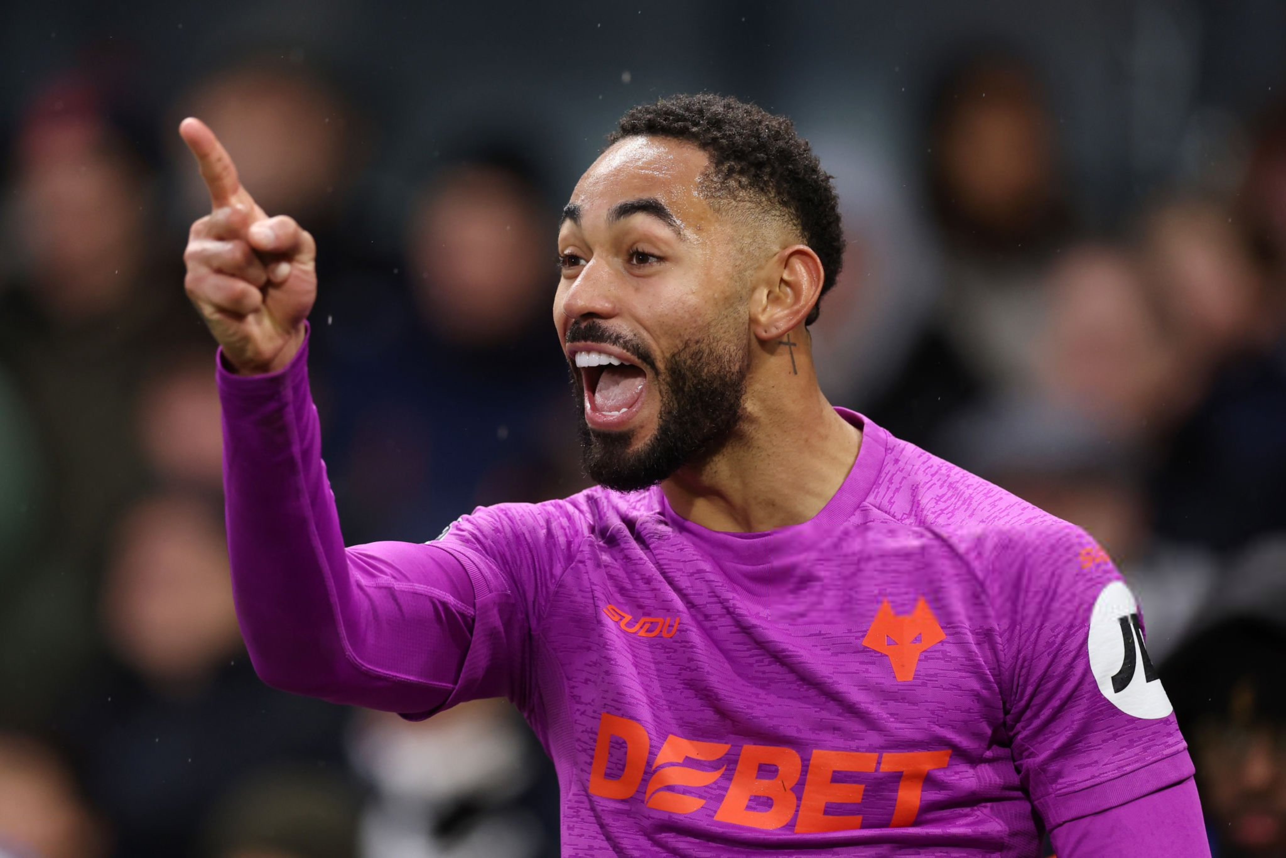 Matheus Cunha, jugador del Wolverhampton, celebra uno de sus goles anotados ante el Fulham.