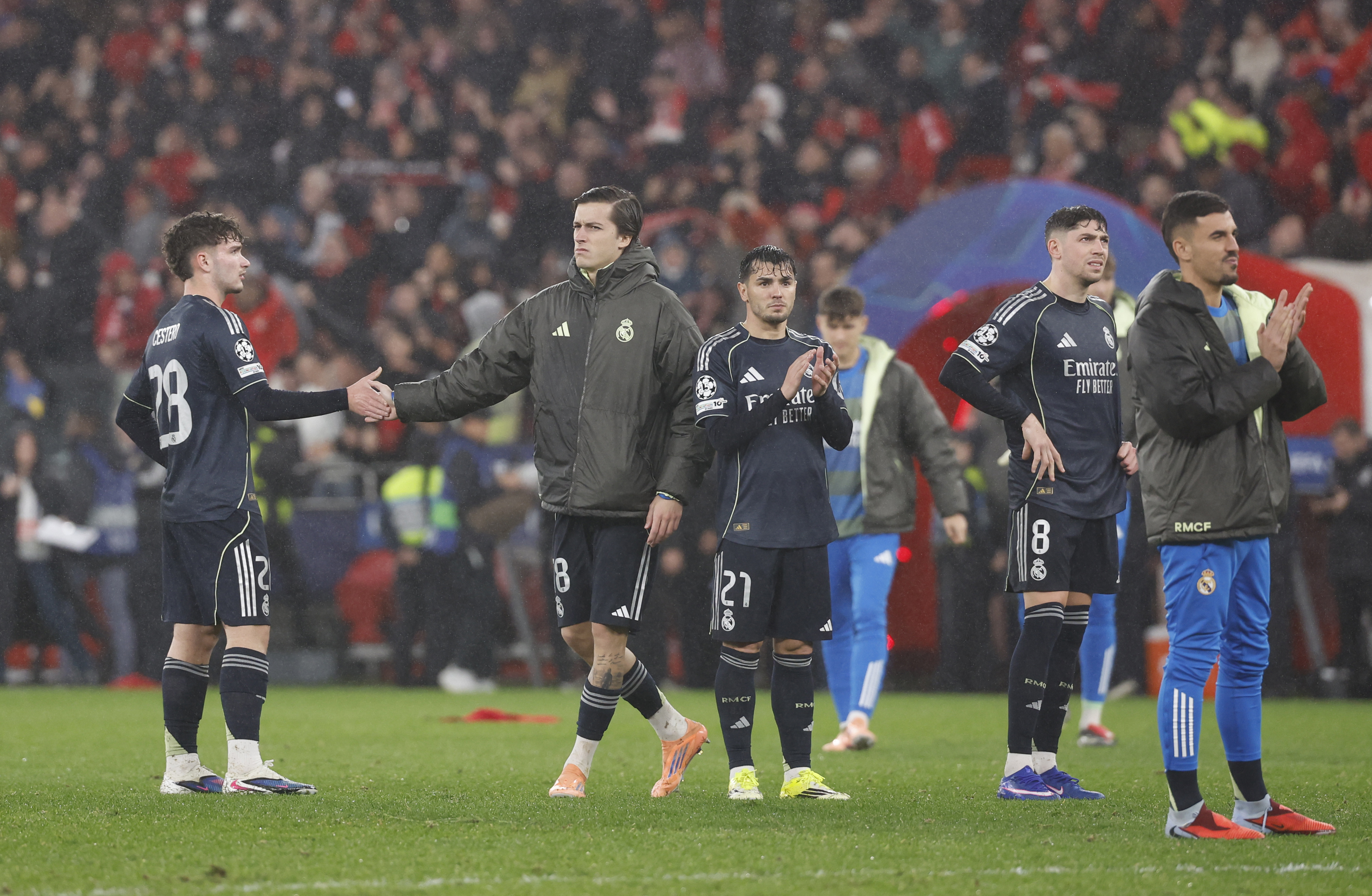 28/01/26 PARTIDO UEFA CHAMPIONS LEAGUE BENFICA REAL MADRID
FIN DEL PARTIDO
TRISTEZA
FEDE VALVERDE DANI CEBALLOS
ALVARO CARRERAS