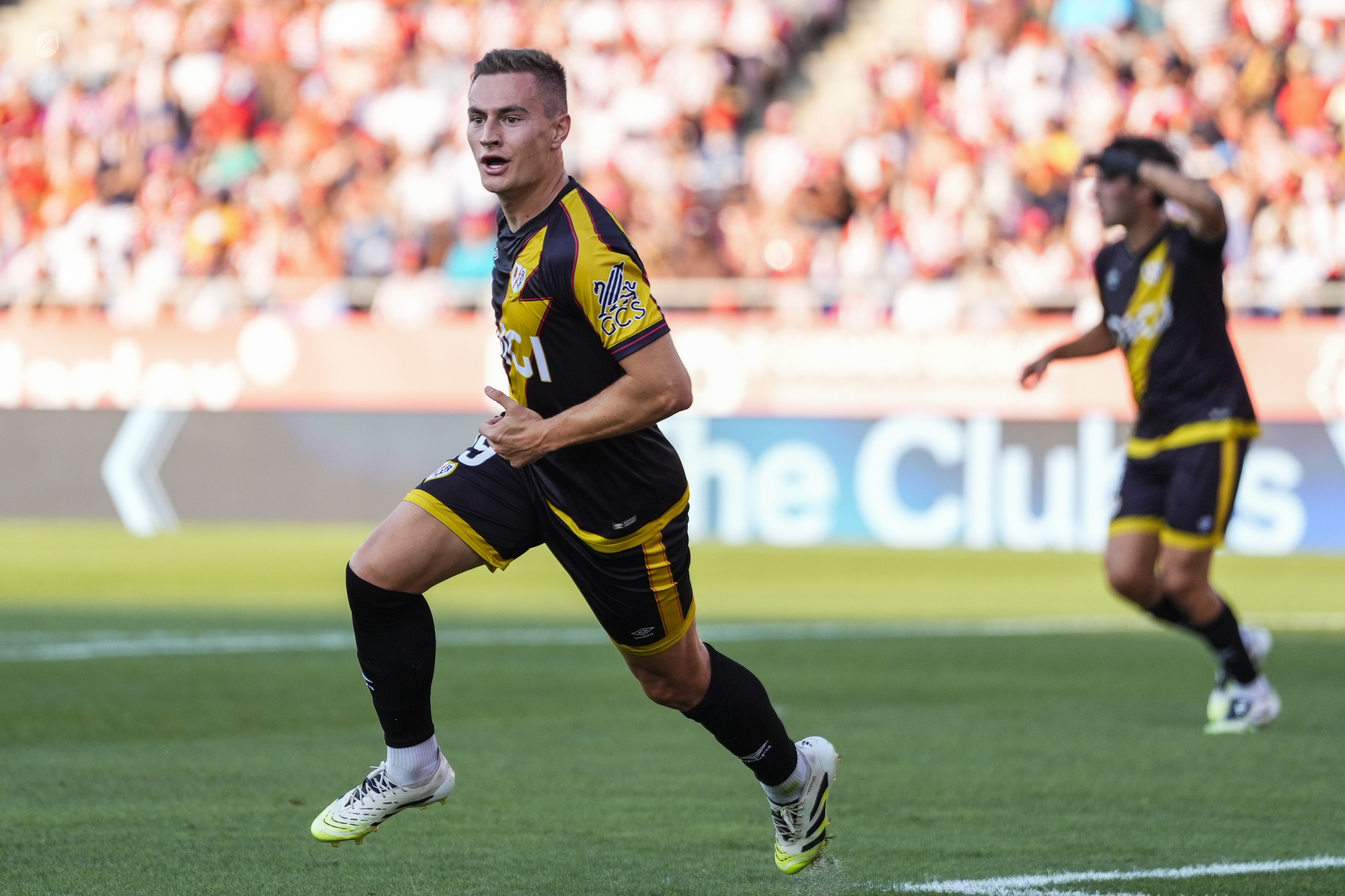 GIRONA, 15/08/2025.- El delantero del Rayo Jorge de Frutos celebra tras anotar el primer gol del equipo durante el partido de la primera jornada de LaLiga que Girona CF y Rayo Vallecano disputan este viernes en el estadio Municipal de Montilivi. EFE/Siu Wu
