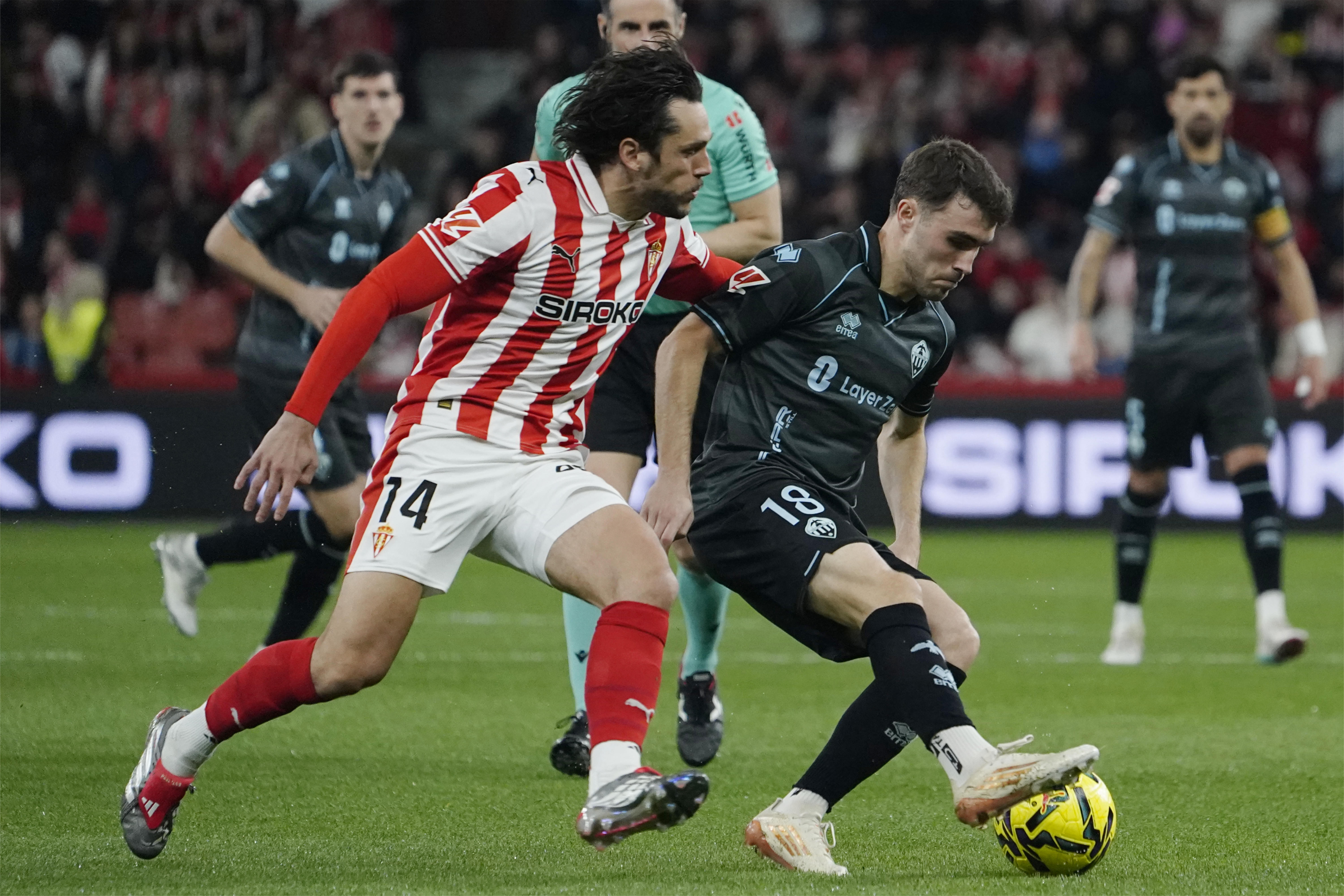 Otero firma la remontada en El Molinón