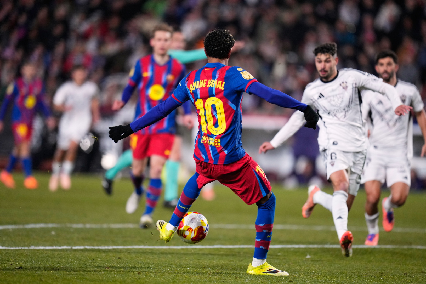 0-1. Lorenzo Aguado pierde el balón ante la presión del conjunto azulgrana. La jugada finaliza con la asistencia de Frenki de Jong a Lamine Jamal dentro del área. El dorsal 10 dispara con la zurda y al palo largo para superar a Raúl Lizoain.