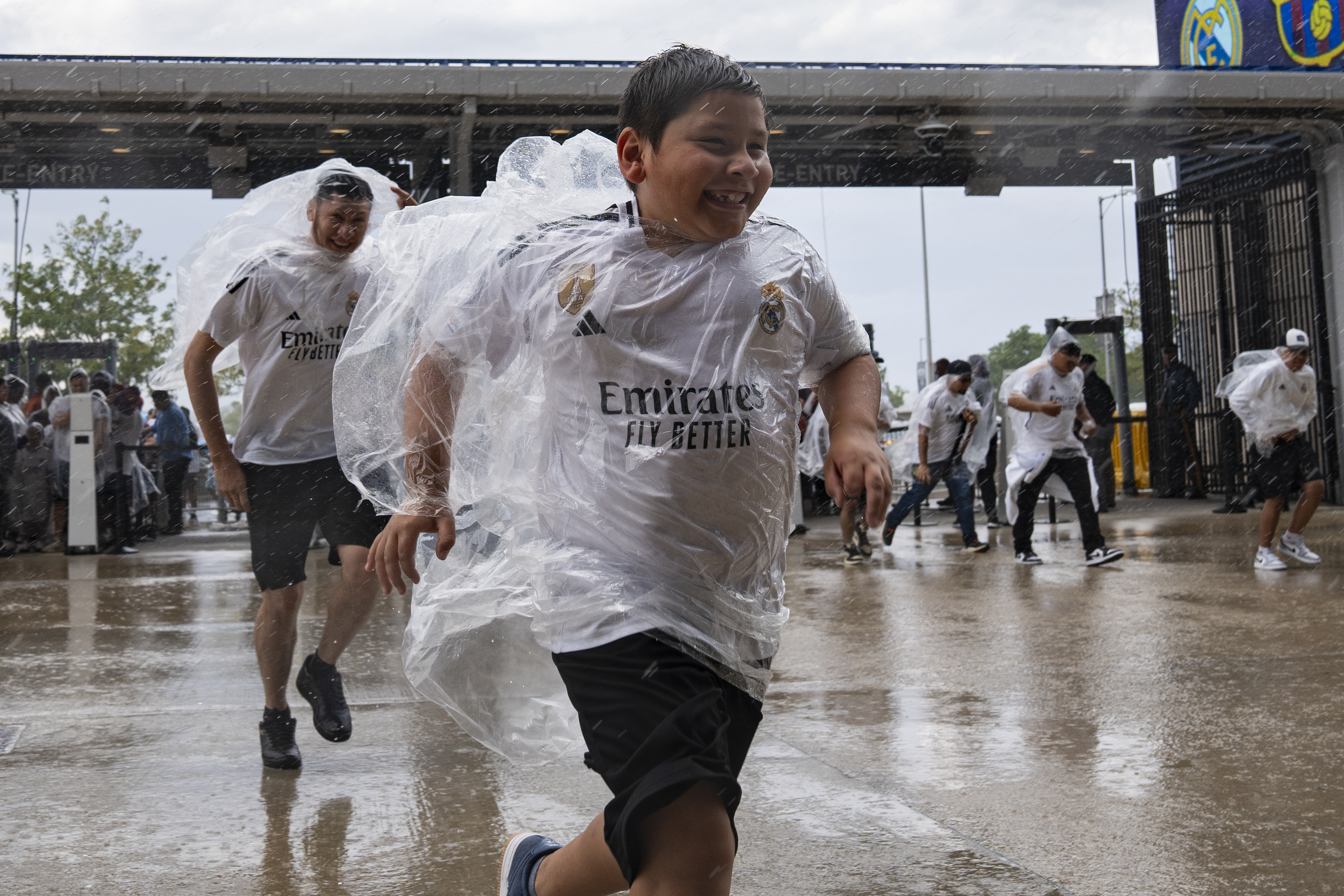 Fans run to the MetLife Stadium entrances