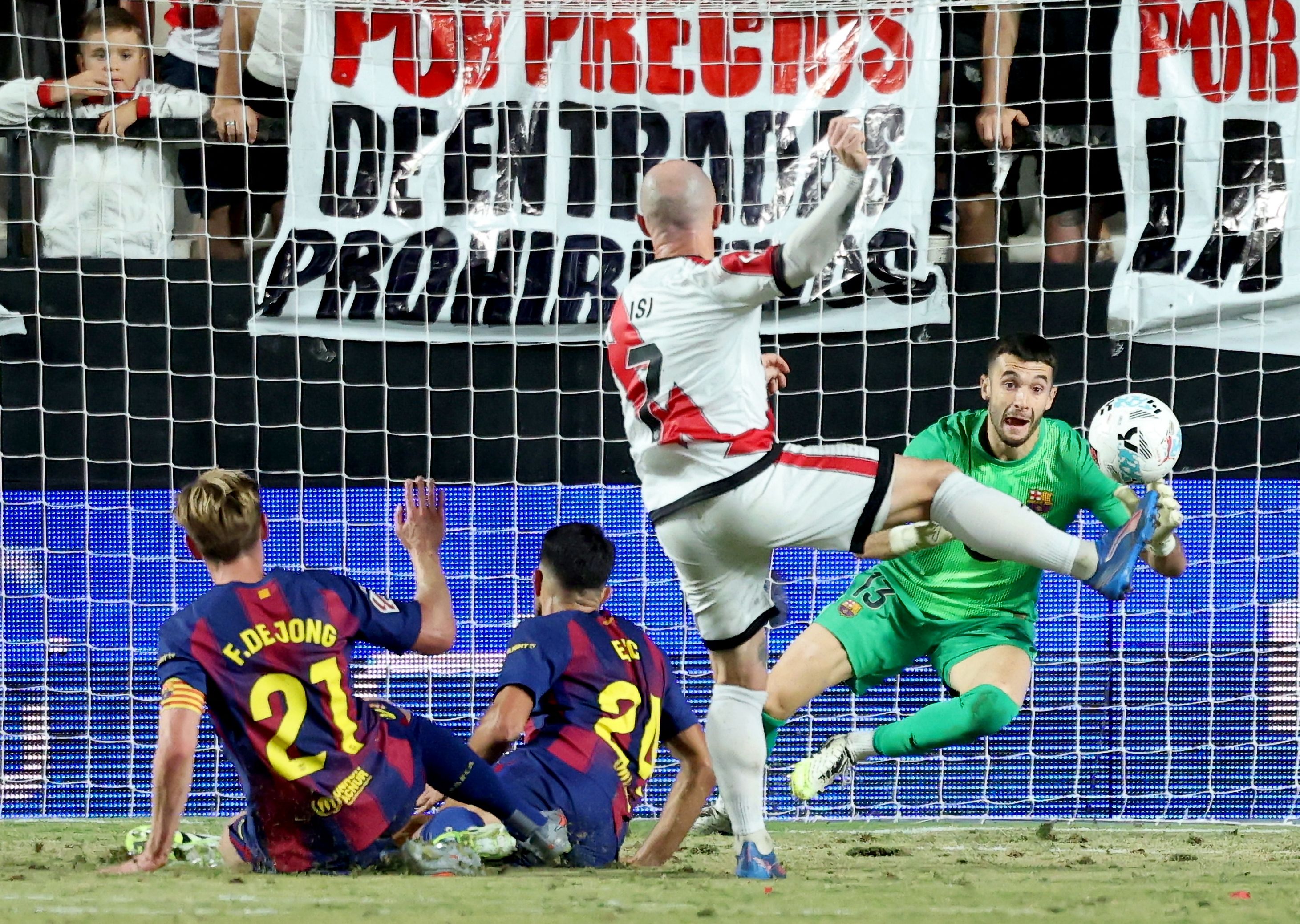 Rayo Vallecano's Spanish forward #07 Isi Palazon challenges Barcelona's Spanish goalkeeper #13 Joan Garcia during the Spanish league football match between Rayo Vallecano de Madrid and FC Barcelona at the Vallecas stadium in Madrid on August 31, 2025. (Photo by Pierre-Philippe MARCOU / AFP)