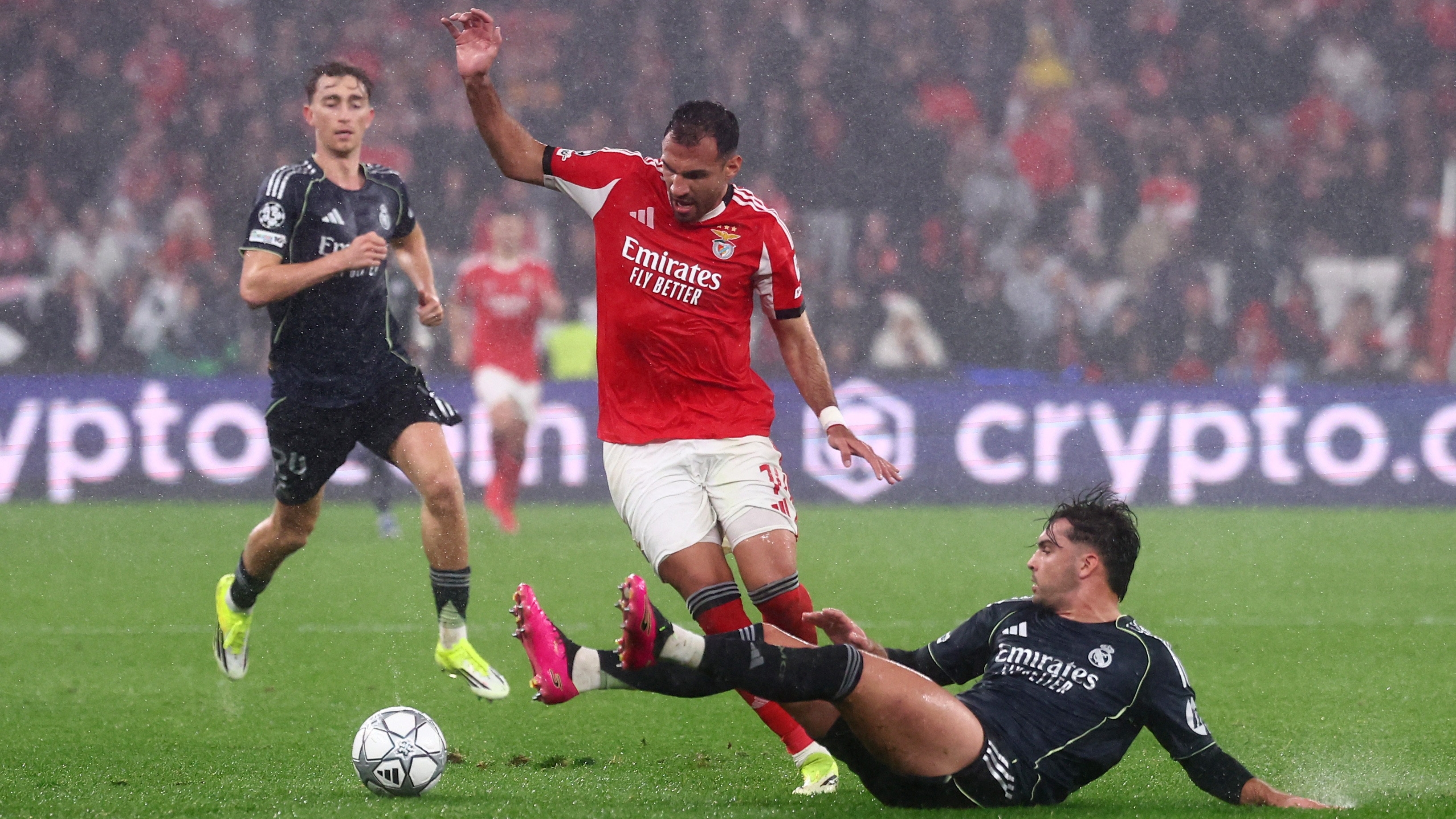 Asencio hace una entrada a Pavlidis en el Benfica-Real Madrid de la fase liga de la Champions.