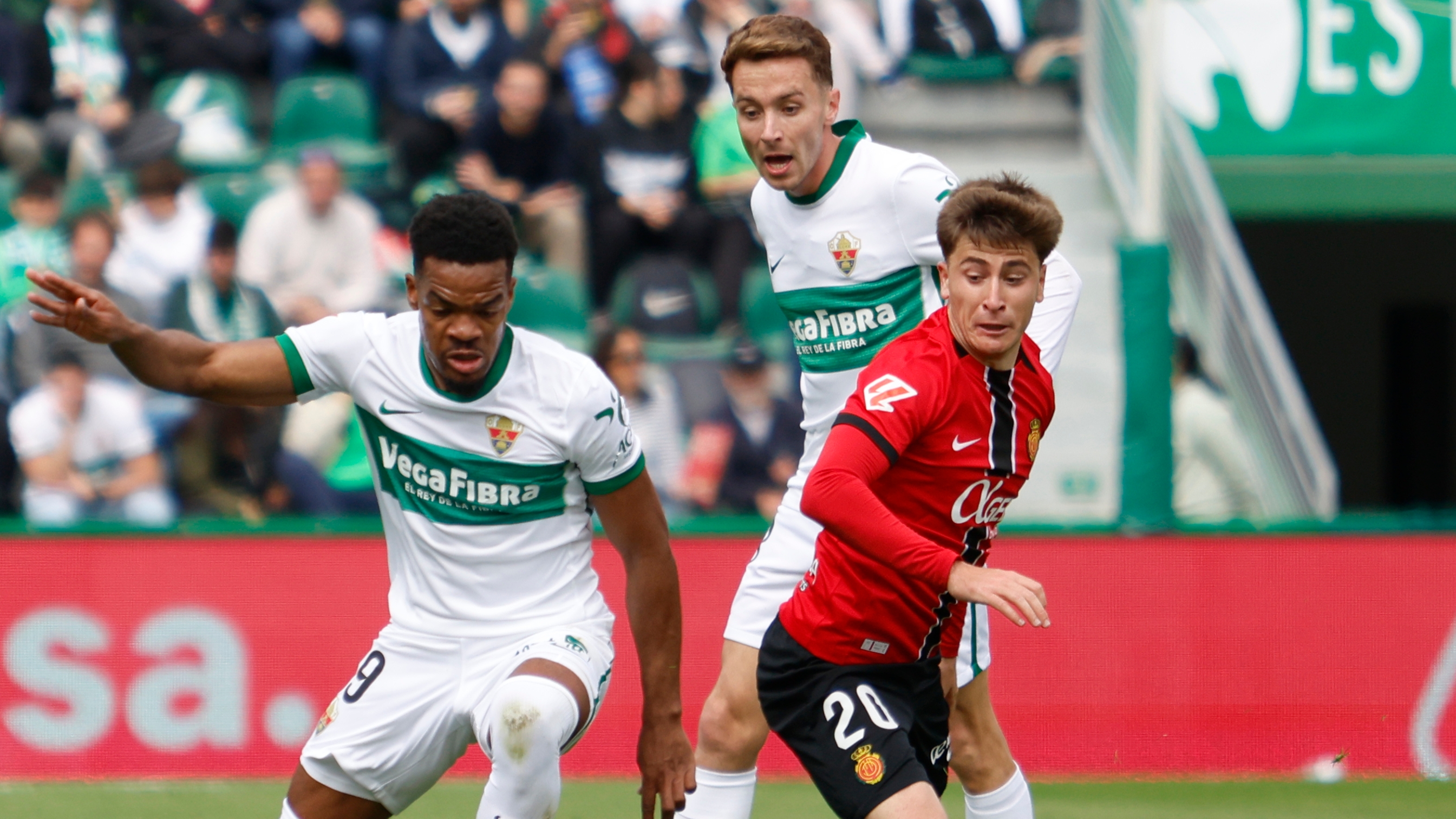 ELCHE, 21/03/2026.- El centrocampista del Elche Grady Diangana, y el centrocampista del Mallorca Pablo Torre, durante el partido de la jornada 29 de la LaLiga EA Sports entre el Elche y el Mallorca, este sábado en el Estadio Martín Valero de Elche. EFE/ Pablo Miranzo
