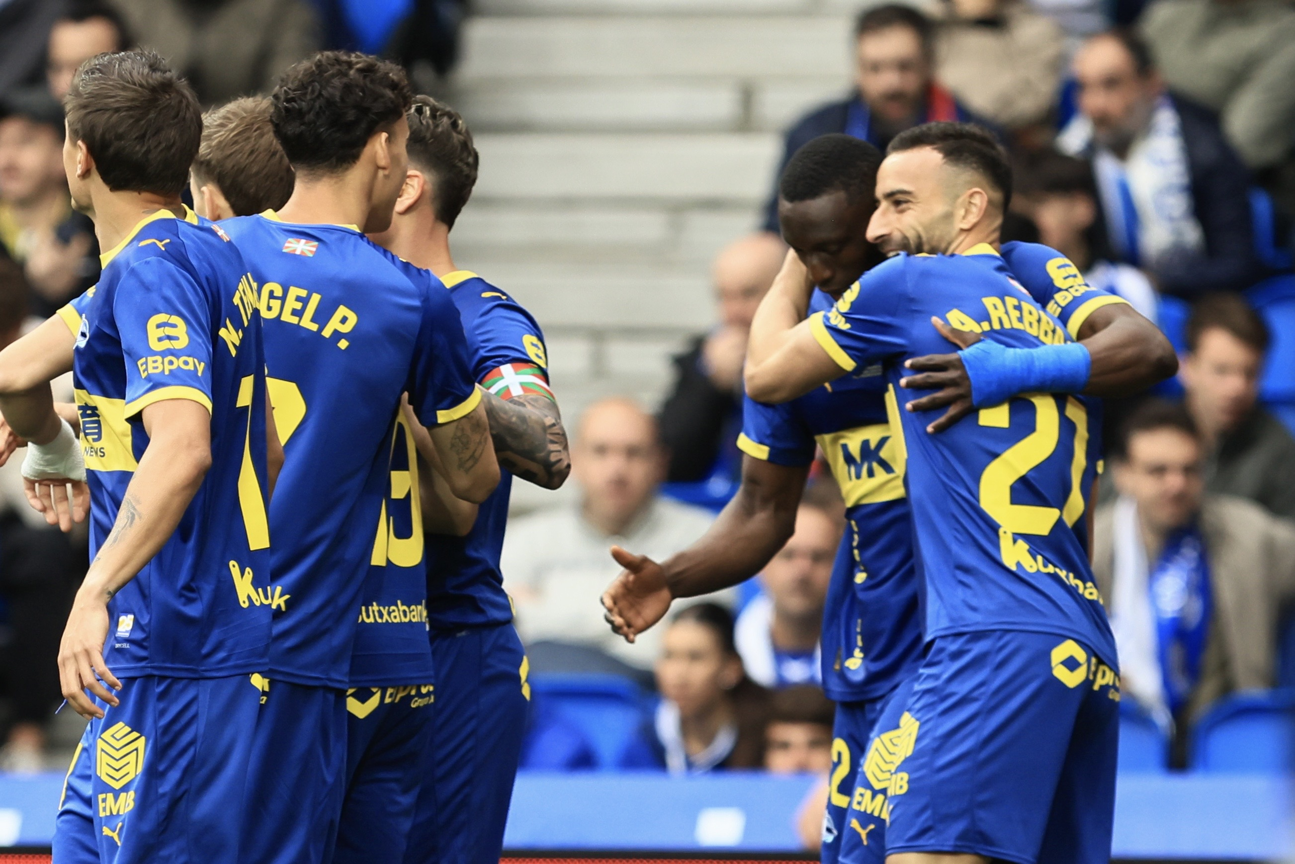 SAN SEBASTIÁN, 11/04/2026.- El jugador del Alavés Abde Rebbach celebra con sus compañeros tras el gol marcado en propia puerta por Caleta-Car durante el partido de LaLiga EA Sports disputado este sábado en el Estadio de Anoeta. EFE/ Javi Colmenero