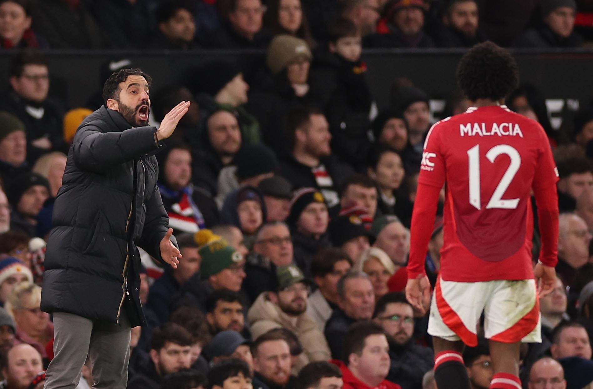 Manchester (United Kingdom), 23/01/2025.- Manchester United manager Ruben Amorim (R) speaks to Tyrell Malacia of Manchester United (R) during the UEFA Europa League soccer match between Manchester United and Rangers FC, in Manchester, Britain, 23 January 2025. (Reino Unido) EFE/EPA/ADAM VAUGHAN
