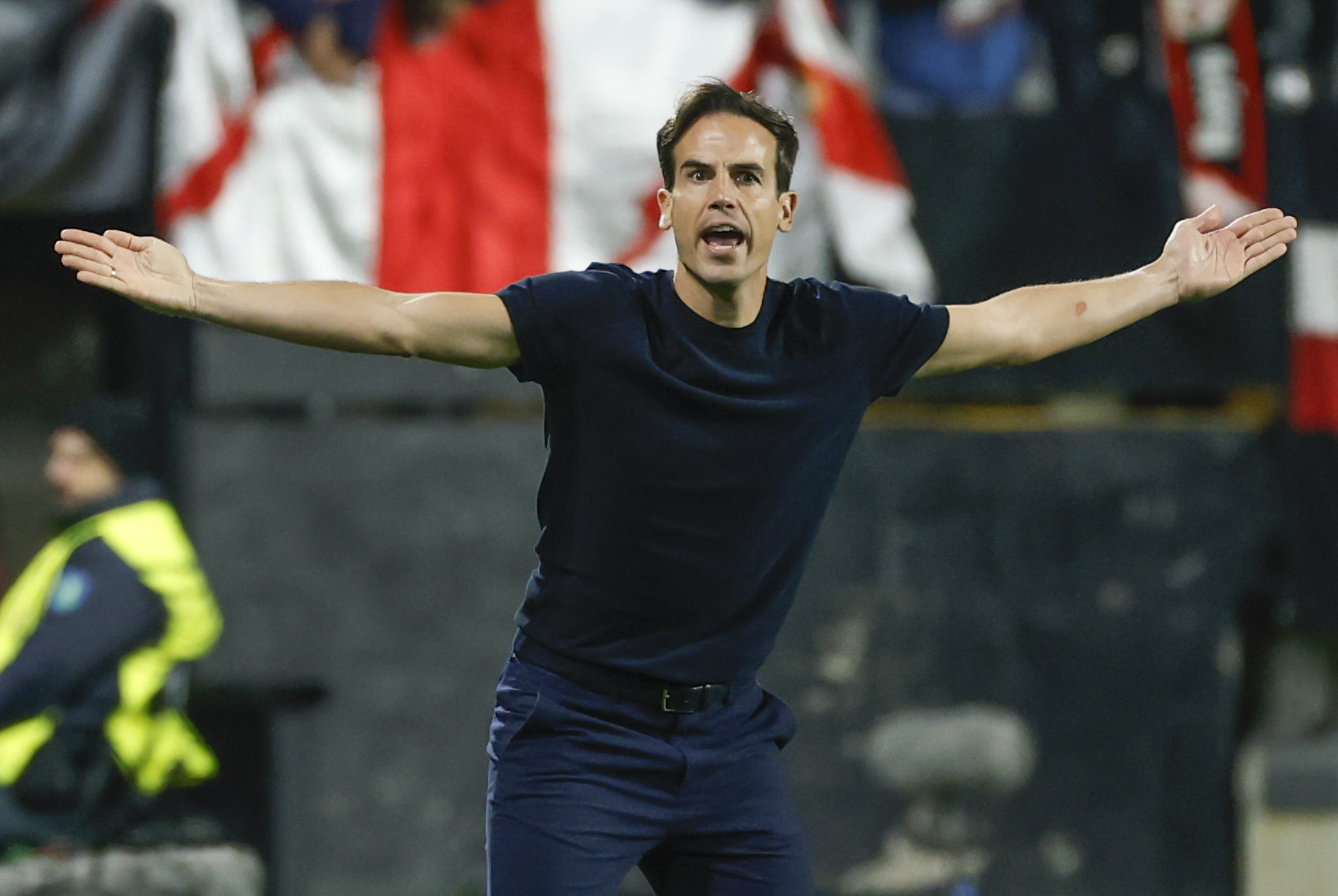 MADRID, 06/11/2025.- El entrenador del Rayo Vallecano Íñigo Pérez durante el partido de Liga Conferencia que Rayo Vallecano y Lech Poznan disputan este jueves en el estadio de Vallecas. EFE/ Juanjo Martín