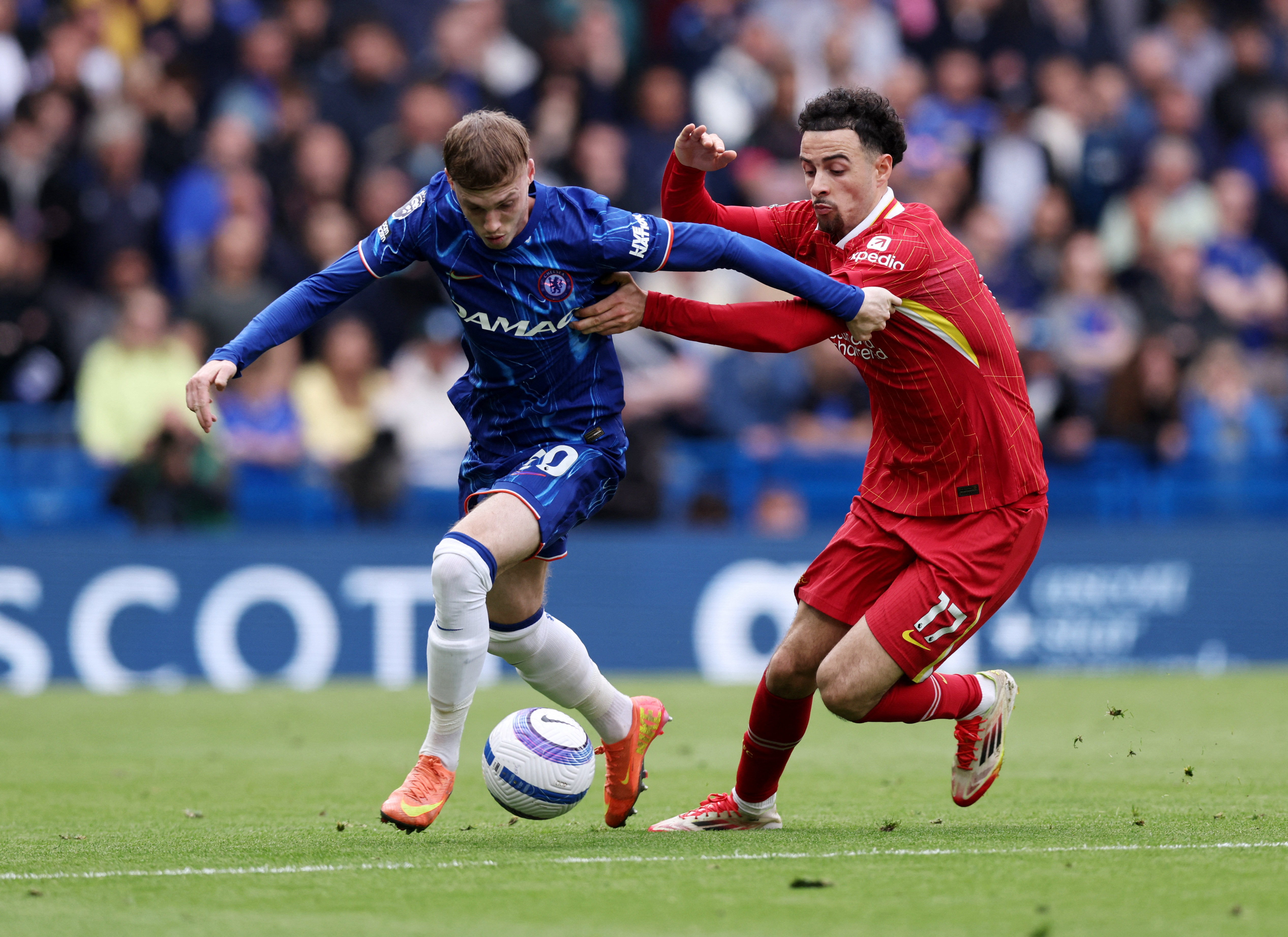 Soccer Football - Premier League - Chelsea v Liverpool - Stamford Bridge, London, Britain - May 4, 2025 Chelsea's Cole Palmer in action with Liverpool's Curtis Jones REUTERS/David Klein EDITORIAL USE ONLY. NO USE WITH UNAUTHORIZED AUDIO, VIDEO, DATA, FIXTURE LISTS, CLUB/LEAGUE LOGOS OR 'LIVE' SERVICES. ONLINE IN-MATCH USE LIMITED TO 120 IMAGES, NO VIDEO EMULATION. NO USE IN BETTING, GAMES OR SINGLE CLUB/LEAGUE/PLAYER PUBLICATIONS. PLEASE CONTACT YOUR ACCOUNT REPRESENTATIVE FOR FURTHER DETAILS..
