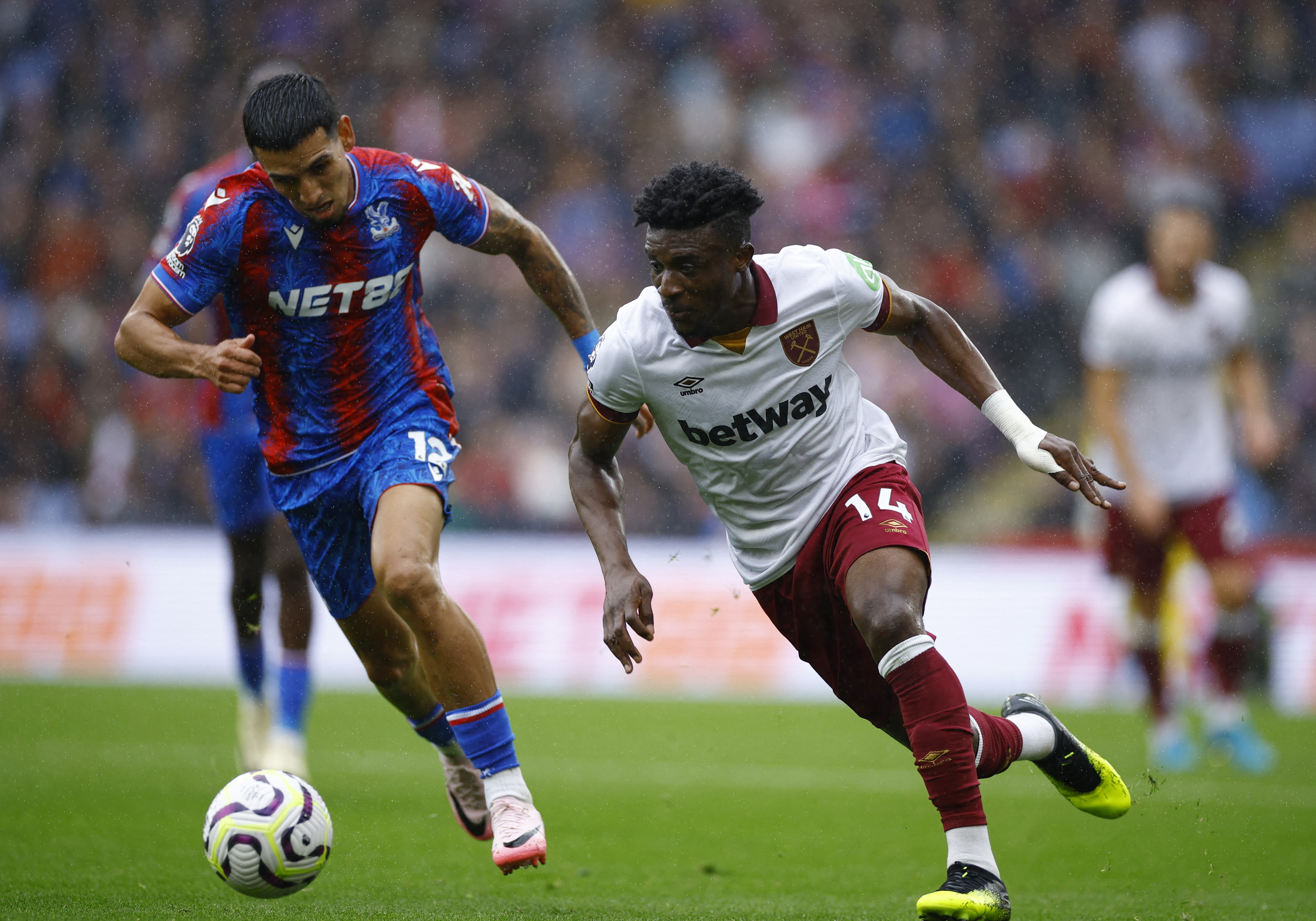 Soccer Football - Premier League - Crystal Palace v West Ham United - Selhurst Park, London, Britain - August 24, 2024  West Ham United's Mohammed Kudus in action with Crystal Palace's Daniel Munoz Action Images via Reuters/John Sibley EDITORIAL USE ONLY. NO USE WITH UNAUTHORIZED AUDIO, VIDEO, DATA, FIXTURE LISTS, CLUB/LEAGUE LOGOS OR 'LIVE' SERVICES. ONLINE IN-MATCH USE LIMITED TO 120 IMAGES, NO VIDEO EMULATION. NO USE IN BETTING, GAMES OR SINGLE CLUB/LEAGUE/PLAYER PUBLICATIONS. PLEASE CONTACT YOUR ACCOUNT REPRESENTATIVE FOR FURTHER DETAILS..