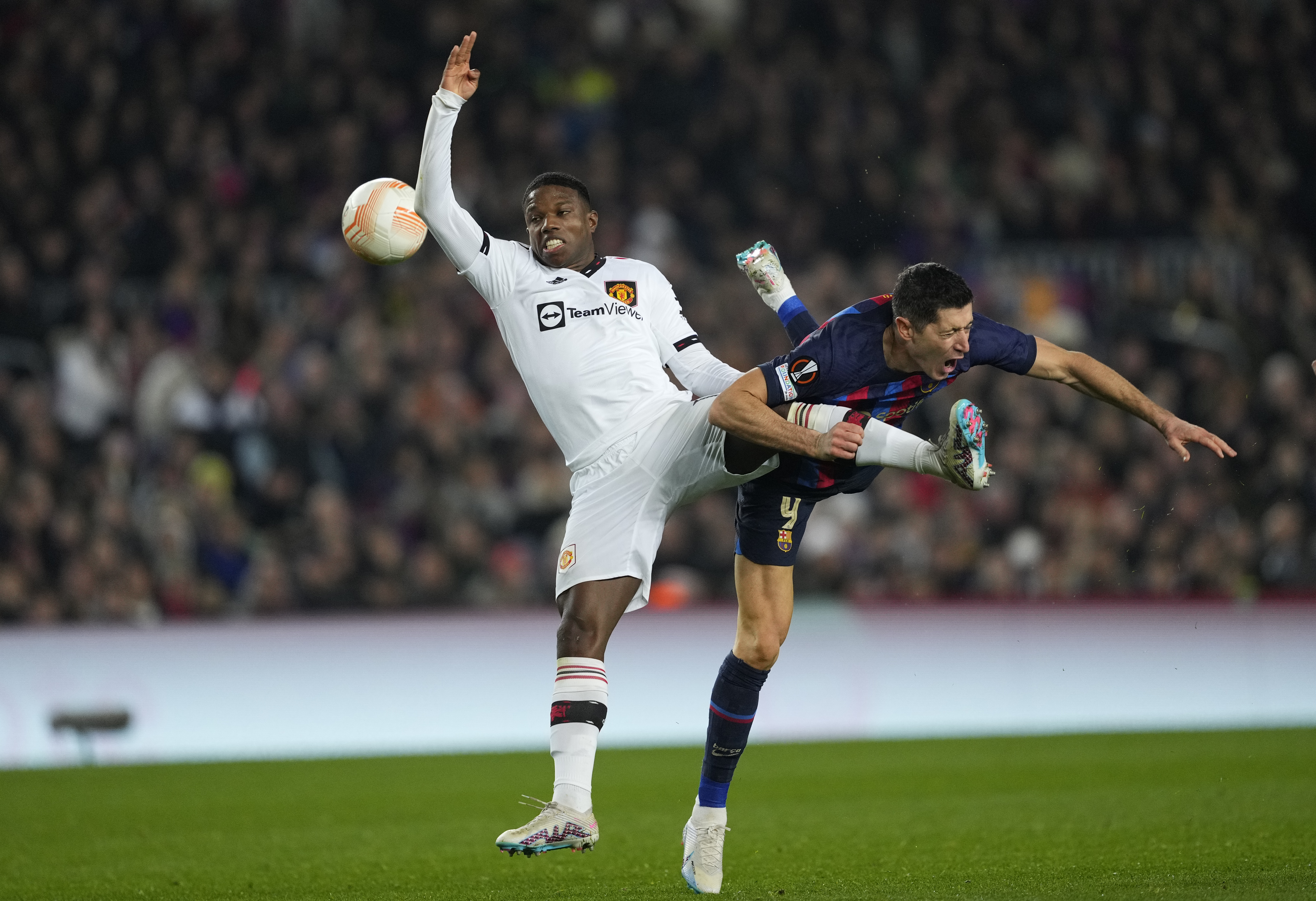 BARCELONA, 16/02/2023.- El delantero polaco del Barcelona Robert Lewandowski (d) disputa el baln ante Tyrell Malacia (i), defensa neerlands del Manchester United, durante el encuentro de ida de la ronda preliminar de UEFA Liga Europa entre FC Barcelona y Manchester United, este jueves en el estadio Spotify Camp Nou en Barcelona. EFE/ Siu Wu
