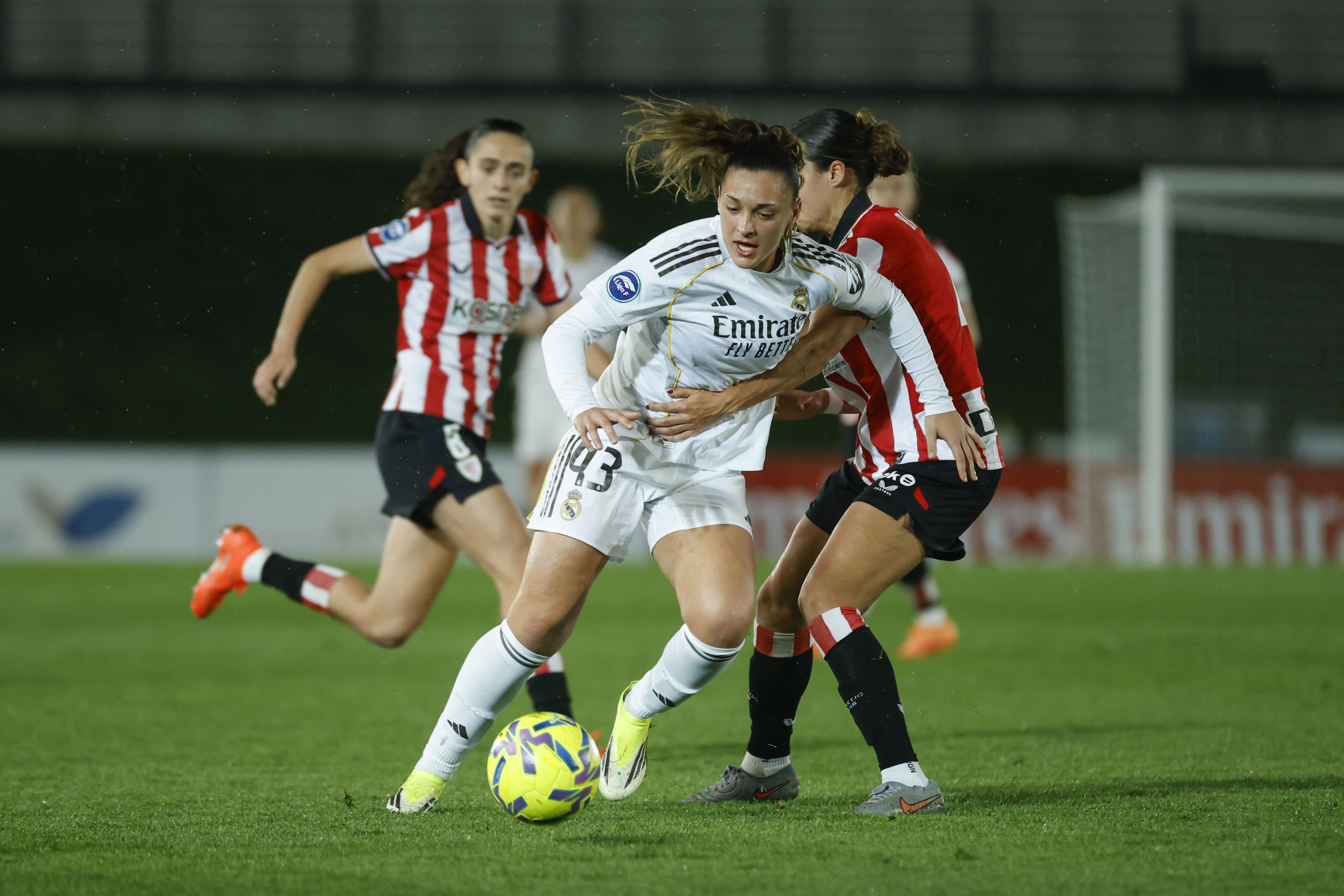 MADRID, 13/01/2026.- La delantera del Real Madrid Iris Santiago (c) rodeada de rivales durante el partido de la jornada 17 de la Liga F que disputan el Real Madrid y el Athletic Club este martes en el estadio Alfredo di Stéfano de la capital española. EFE/Juanjo Martín
