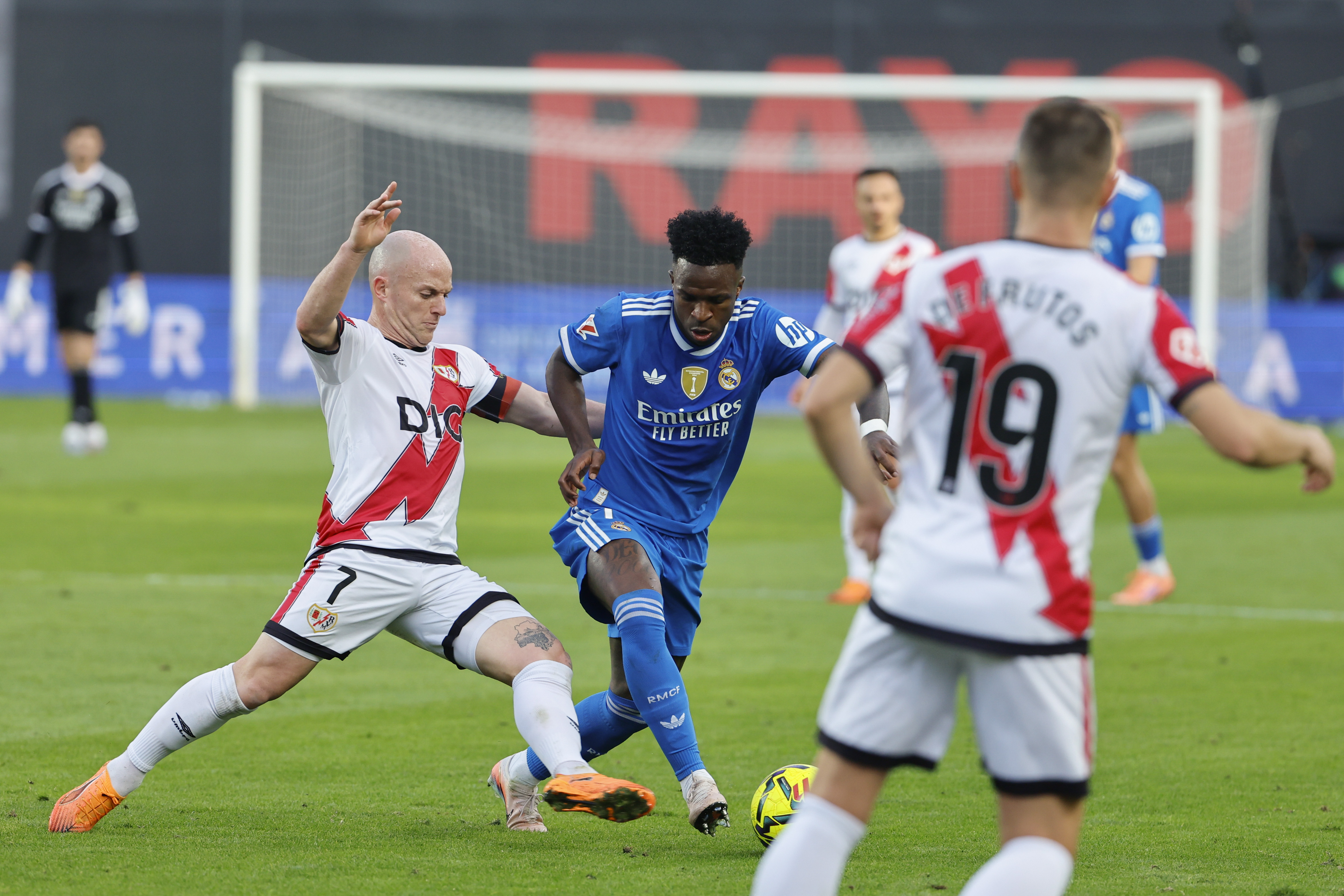MADRID, 09/11/2025.- El delantero del Real Madrid Vinicius Jr (c) controla el balón ante Isi Palazón (i), del Rayo Vallecano, durante el partido de la jornada 12 de LaLiga EA Sports que Rayo Vallecano y Real Madrid disputan este domingo en el Estadio de Vallecas, en la capital española. EFE/Mariscal