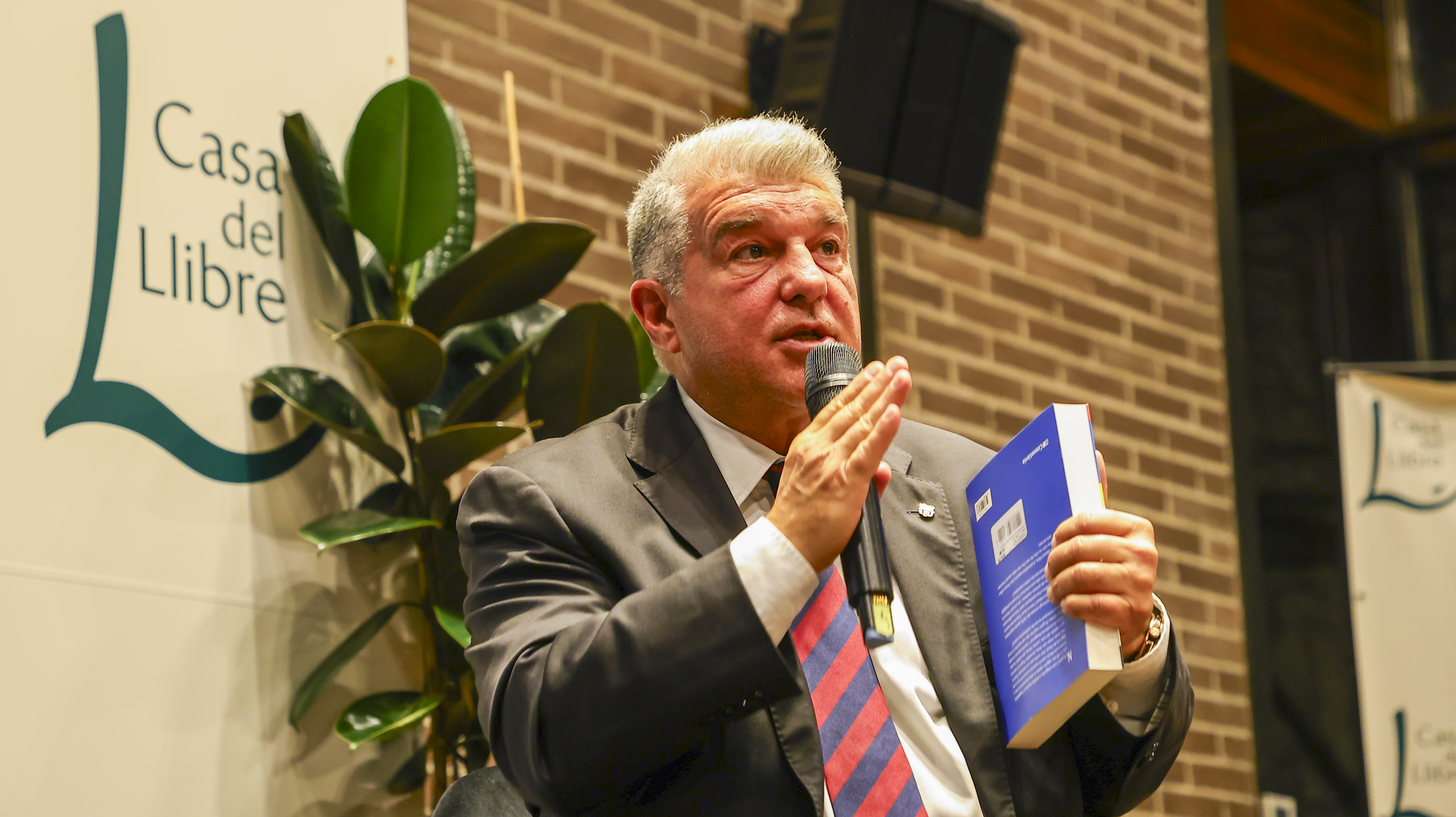 13/11/25 BARCELONA PRESENTACION DEL LIBRO 
JO VAIG VIURE A LA MASIA  
ESCRITO POR EL PERIODISTA DEPORTIVO XAVI TORRES CON LA PRESENCIA DEL PRESIDENTE JOAN LAPORTA

