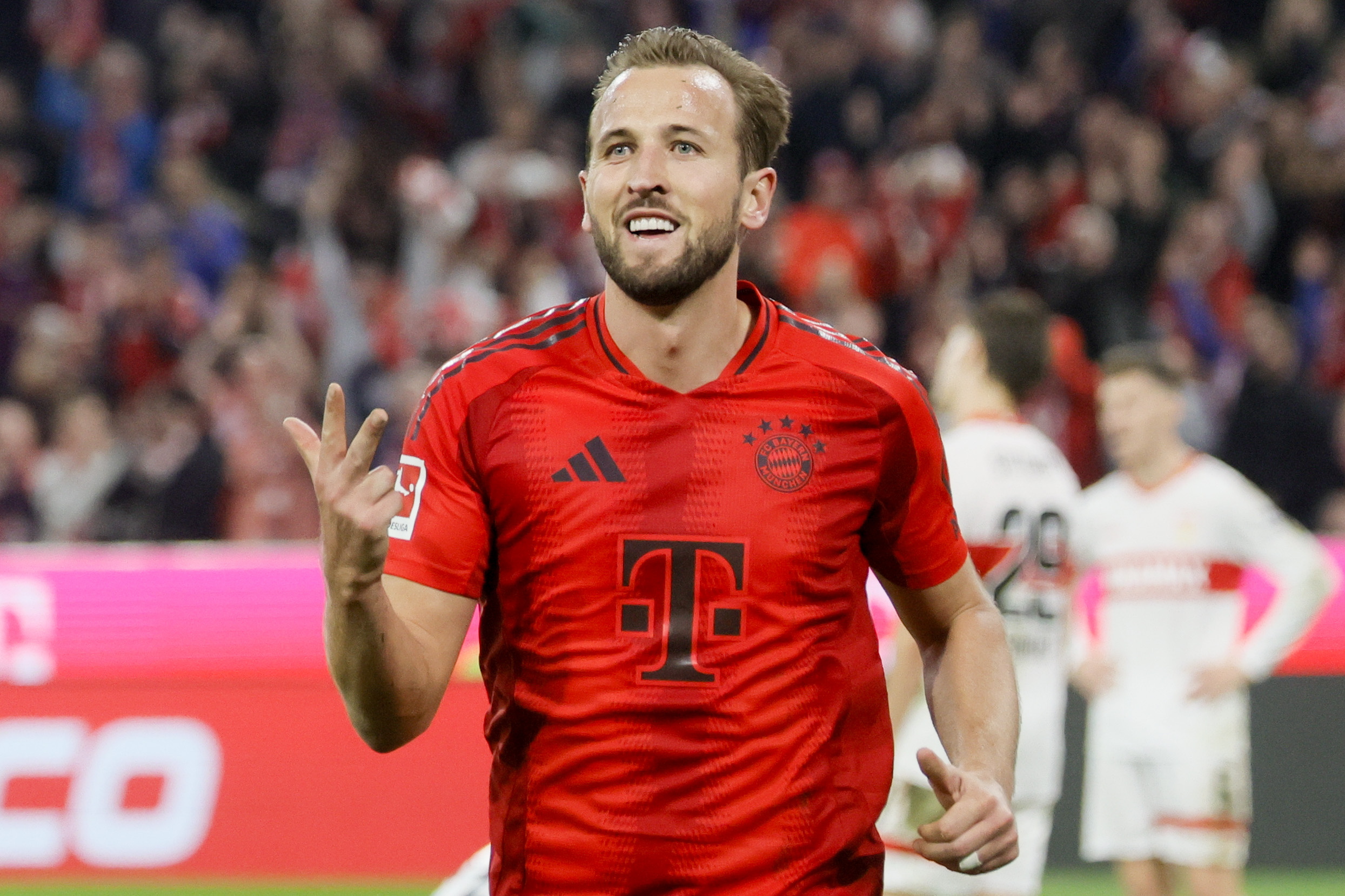 Munich (Germany), 19/10/2024.- Harry Kane of Munich celebrates after scoring the 3-0 lead during the German Bundesliga soccer match between FC Bayern Munich and VfB Stuttgart in Munich, Germany, 19 October 2024. (Alemania) EFE/EPA/RONALD WITTEK CONDITIONS - ATTENTION: The DFL regulations prohibit any use of photographs as image sequences and/or quasi-video.
