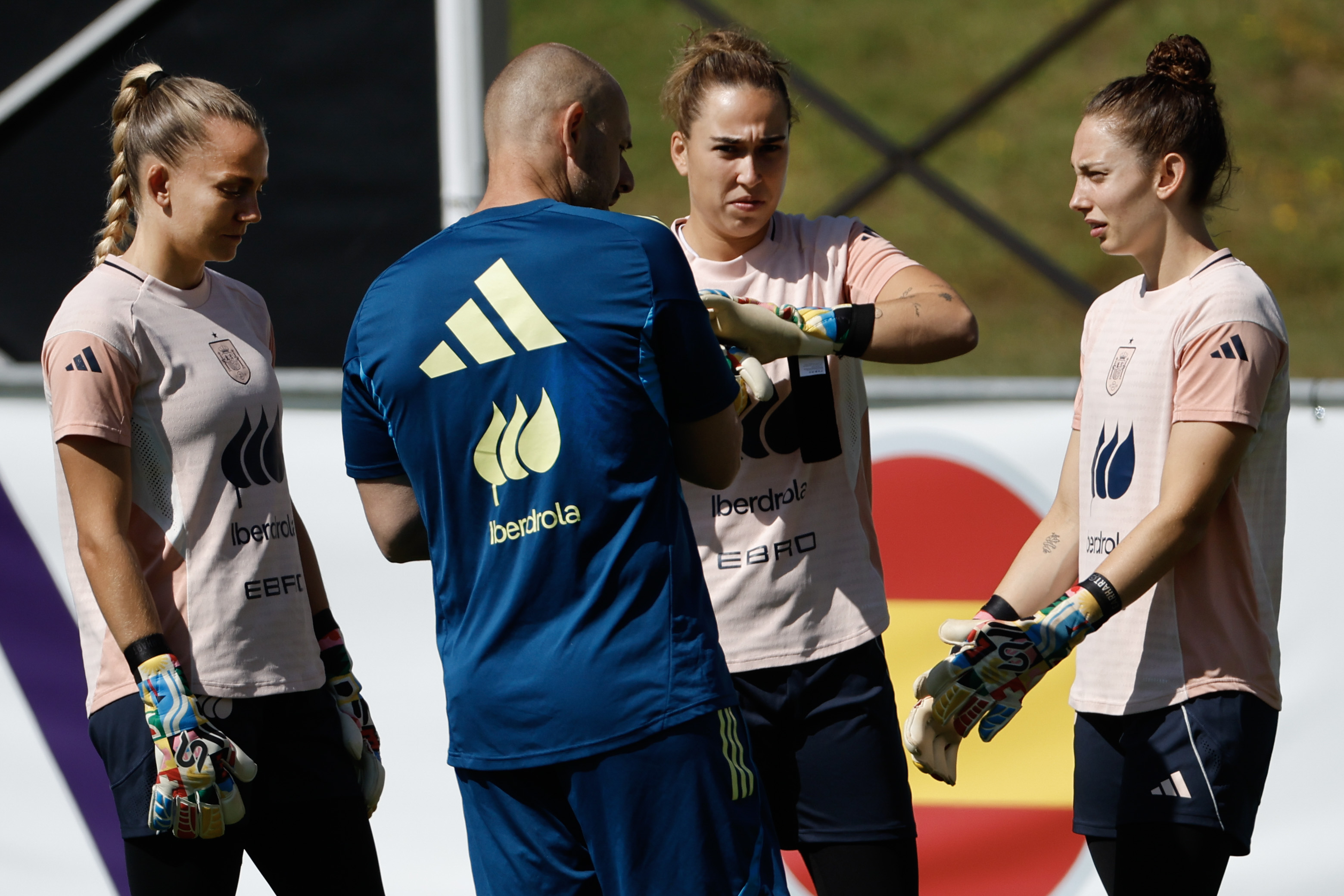 LAUSANA (SUIZA), 08/07/2025.- Las guardametas de la selección española femenina de fútbol Esther Sullastres (i), Cata Coll (c) y Adriana Nanclares (d), durante un entrenamiento del conjunto en el marco de la Eurocopa 2025, este miércoles en Lausana (Suiza). España se jugará ser primera de grupo este viernes ante la selección italiana en Berna en un partido en el que le sirve el empate para liderar el Grupo B. EFE/ Ana Escobar
