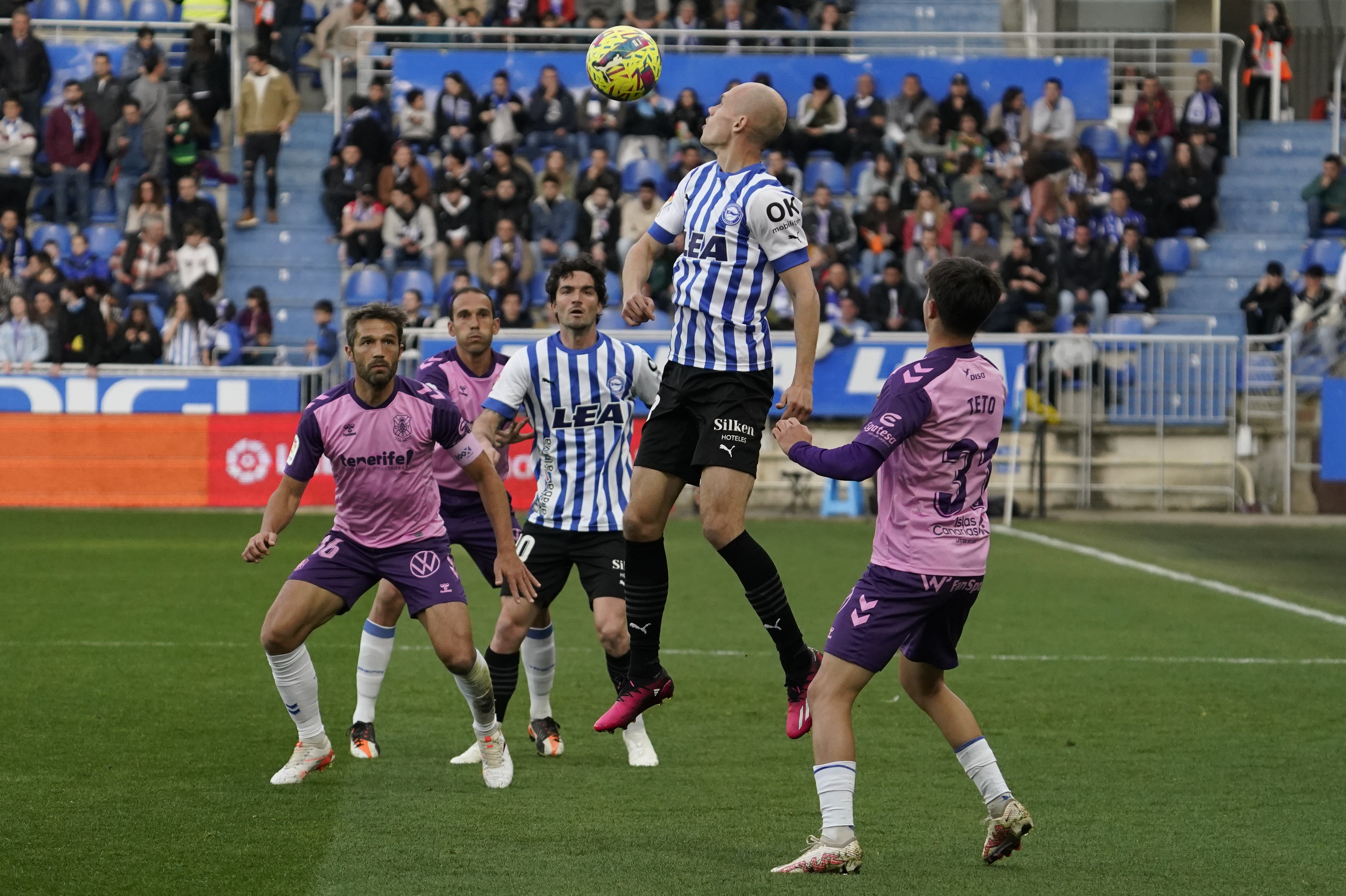 El Alavés se reengancha a la zona alta a costa del Tenerife