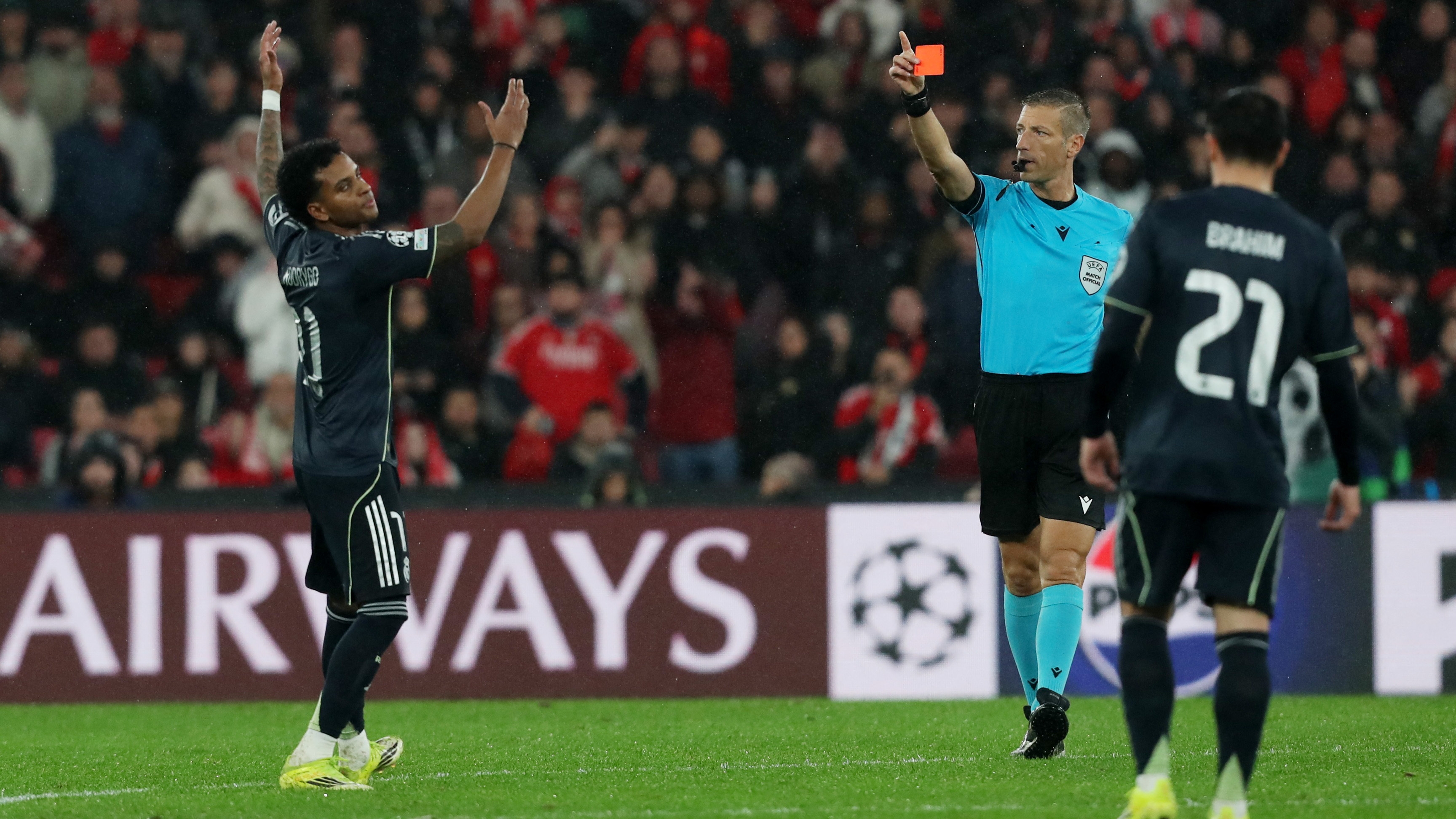 Soccer Football - UEFA Champions League - Benfica v Real Madrid - Estadio da Luz, Lisbon, Portugal - January 28, 2026 Real Madrid's Rodrygo is shown a red card by referee Davide Massa REUTERS/Pedro Rocha
