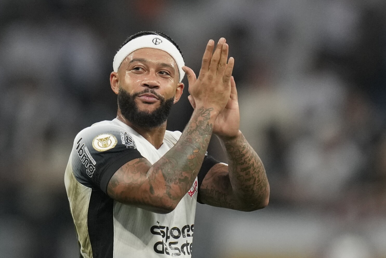 Depay no cierra la puerta al Golfo… ni a Corinthians