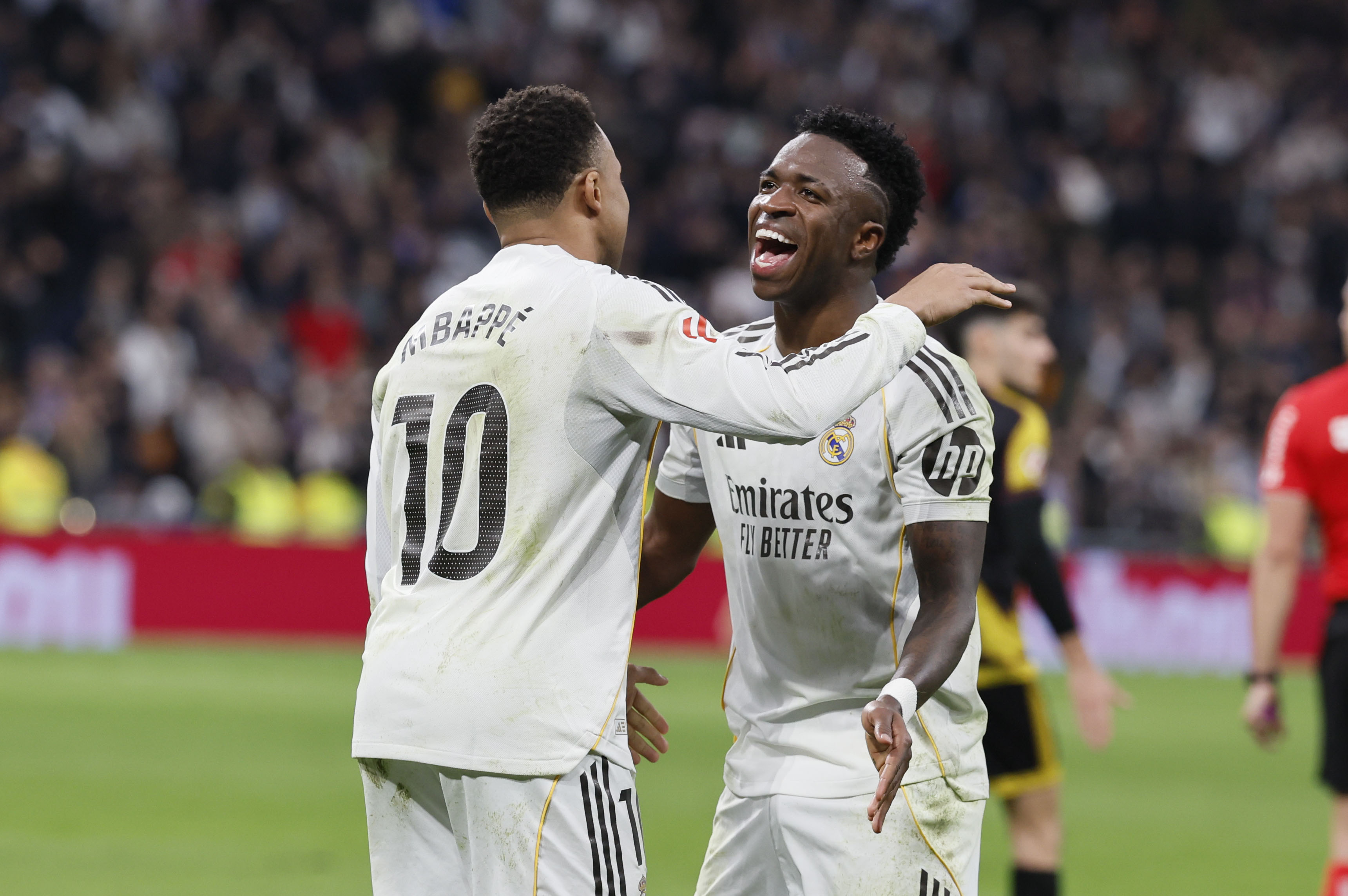 Kylian Mbappé celebra con Vinicius.