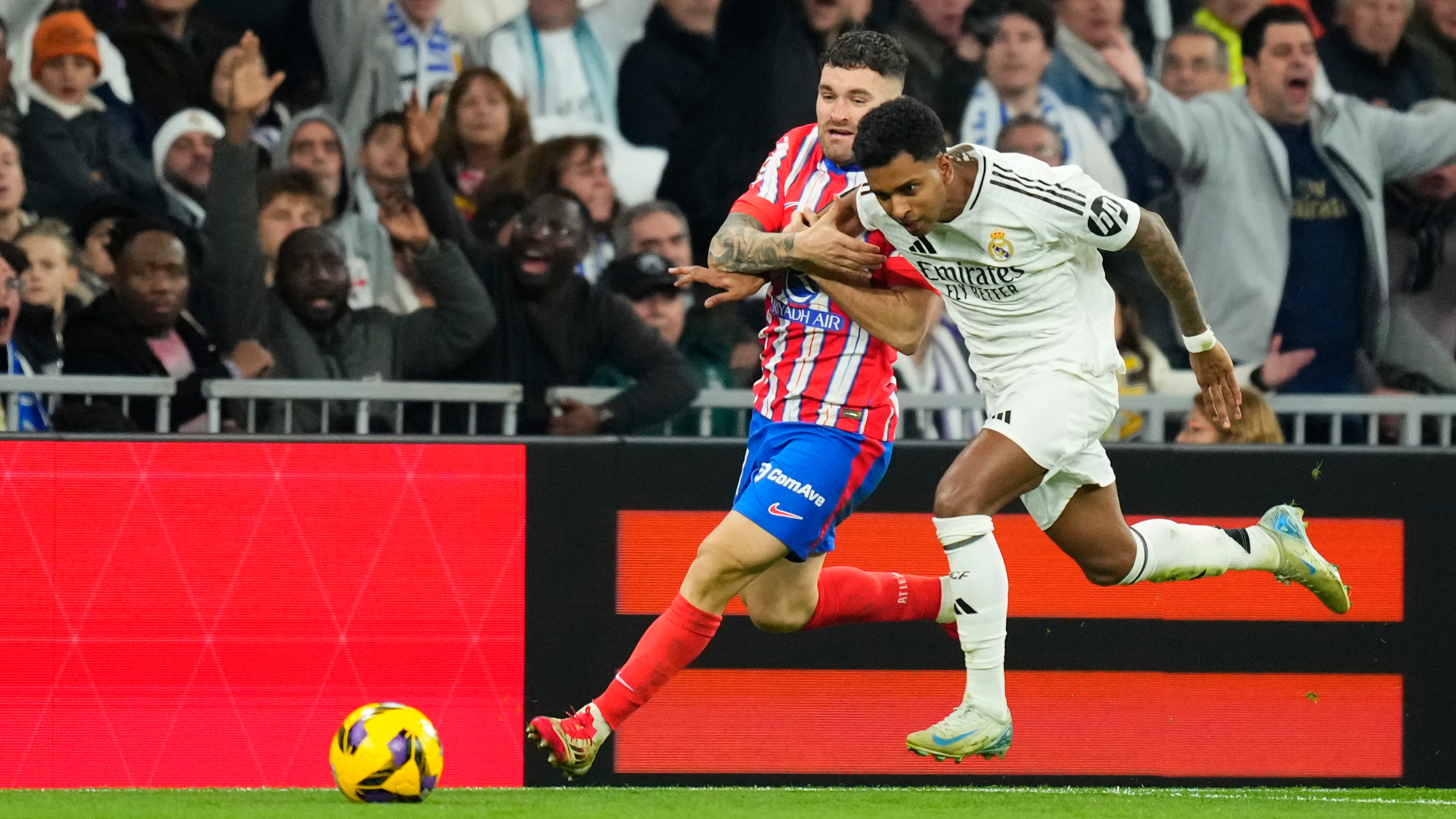 Rodrygo disputa un baln en carrera con Javi Galn en una jugada del derbi del pasado sbado en el Bernabu.