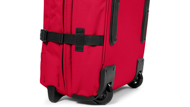 Esta maleta con ruedas y de cabina de Eastpak está de oferta y disponible  en 17 colores - Showroom