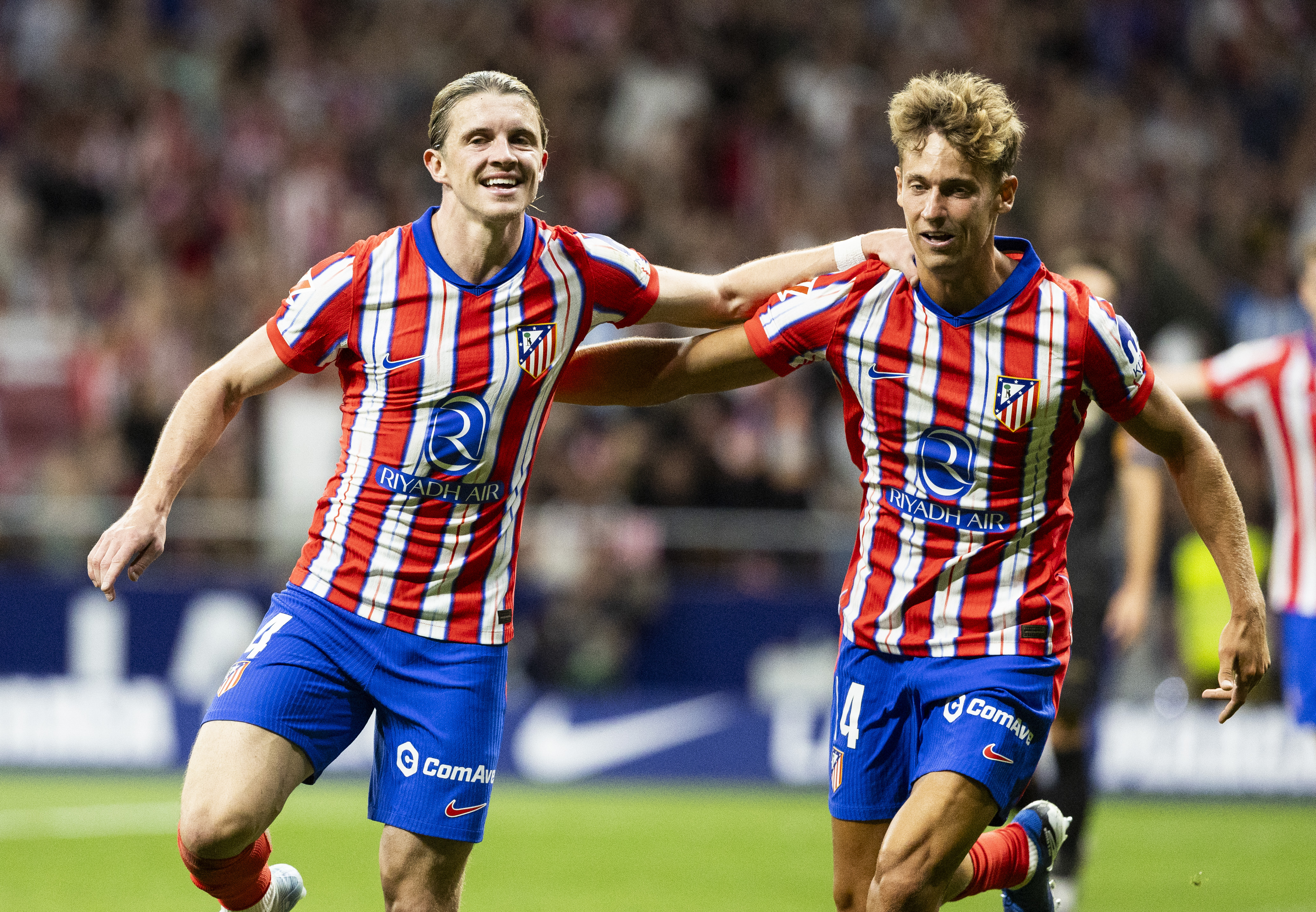 Gallagher celebra su gol con Marcos Llorente