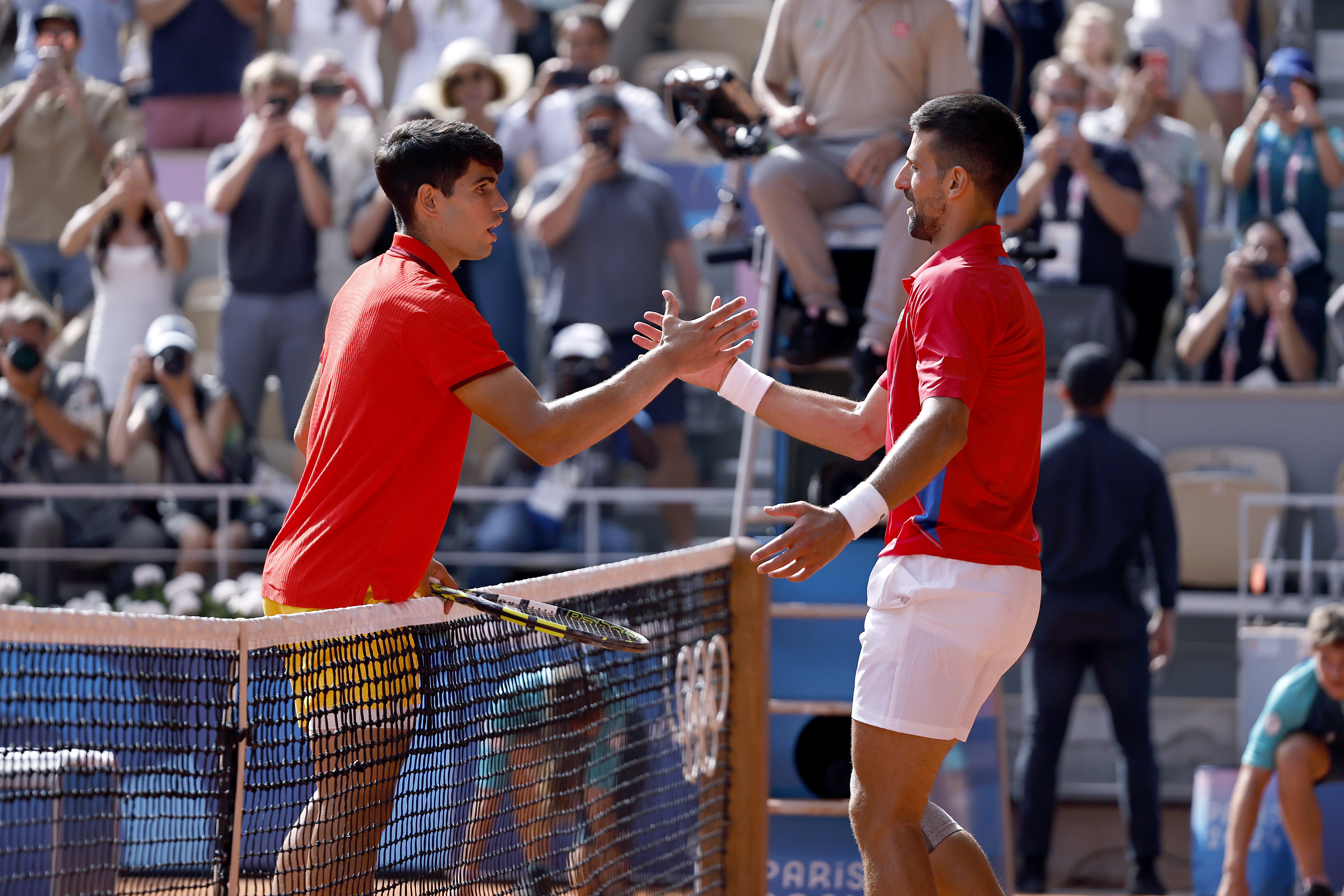 Carlos Alcaraz consiguió, en una espectacular final ante Djokovic, la medalla de plata de tenis individual. El serbio se impuso 6-7, 6-7. En tenis se ganó el oro con más brillo y la plata de más quilates.