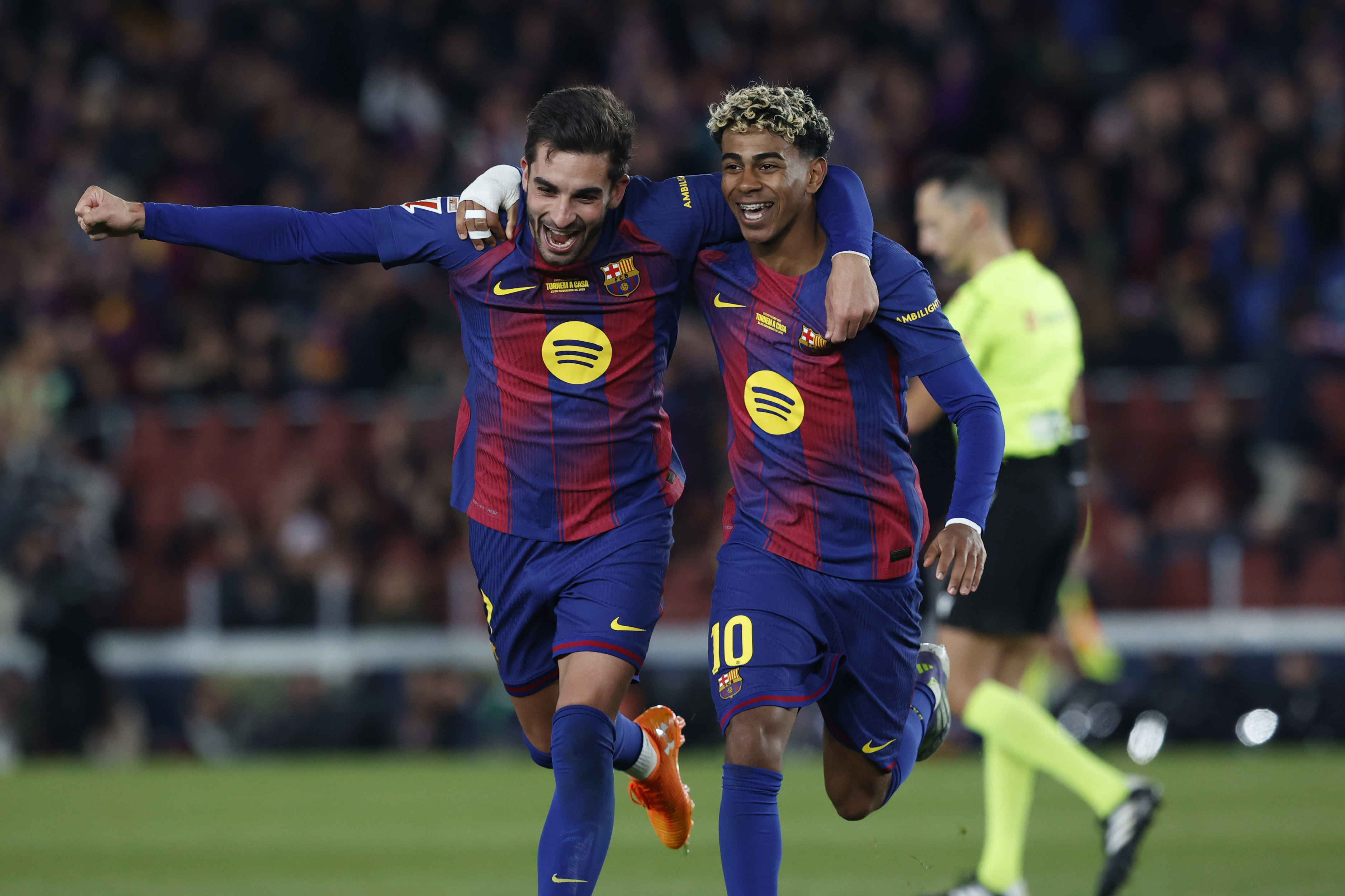 BARCELONA , 22/11/2025.- El delantero del Barcelona Ferrán Torres (i) celebra su segundo gol, cuarto de su equipo, junto a su compañero Lamine Yamal durante el partido de LaLiga entre el Barcelona y el Athletic Club, este sábado en el Camp Nou. EFE/ Quique García