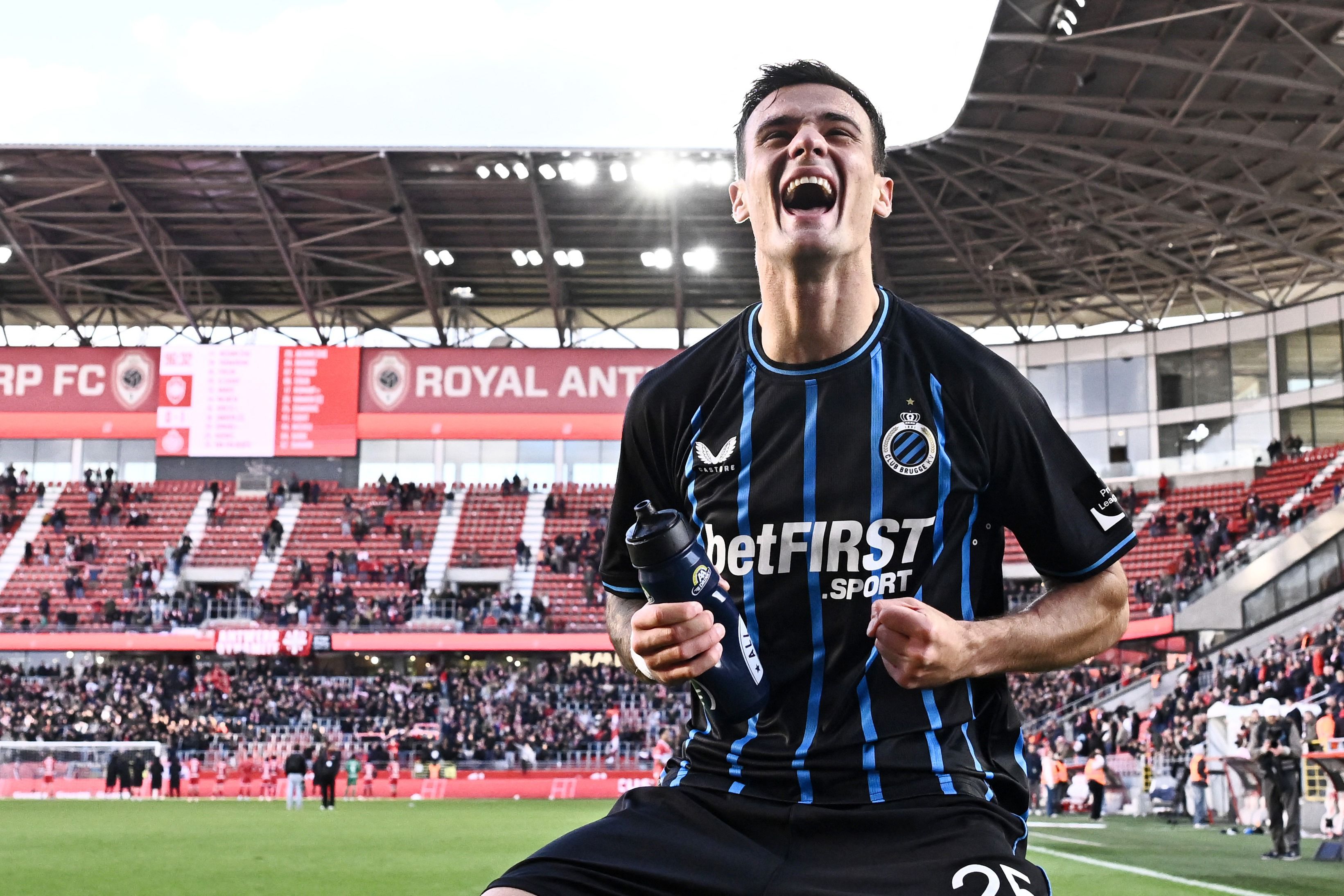 Club Brugge's Serbian midfielder #25 Aleksandar Stankovic celebrates after winning the Belgian Pro League football match between Royal Antwerp FC and Club Brugge KV, in Antwerp on October 26, 2025. (Photo by MAARTEN STRAETEMANS / Belga / AFP) / Belgium OUT