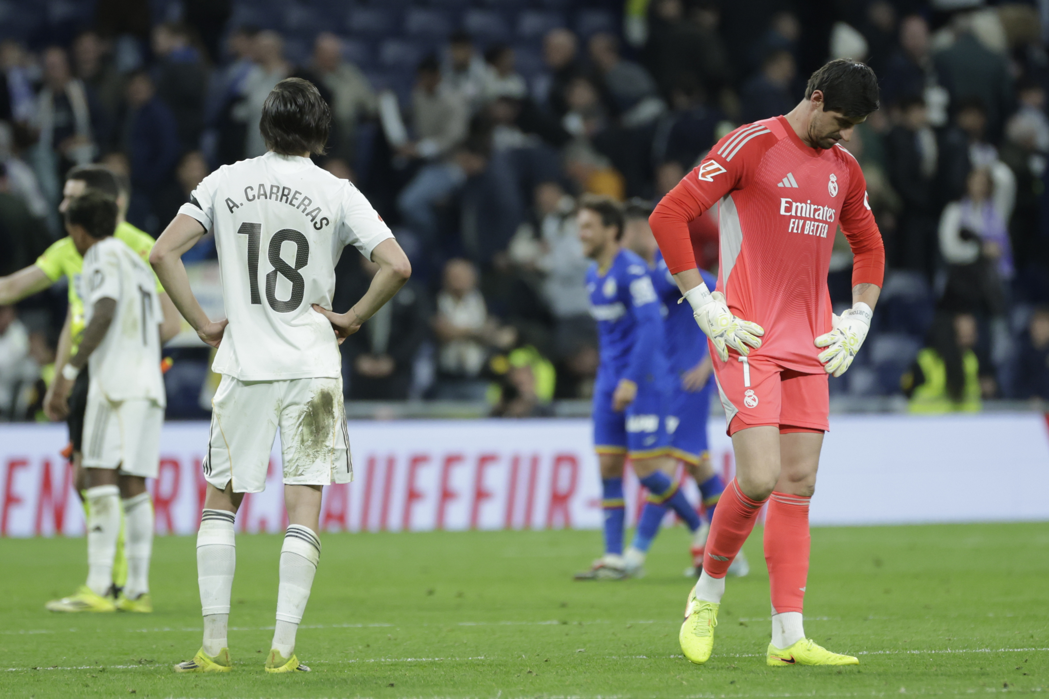 MADRID, 02/03/2026.- El guardameta belga del Real Madrid, Thibaut Courtois, a la finalización del encuentro correspondiente a la jornada 26 de Laliga EA Sports que han disputado este lunes frente al Getafe en el estadio Santiago Bernabéu, en Madrid. EFE / Juanjo Martín.
