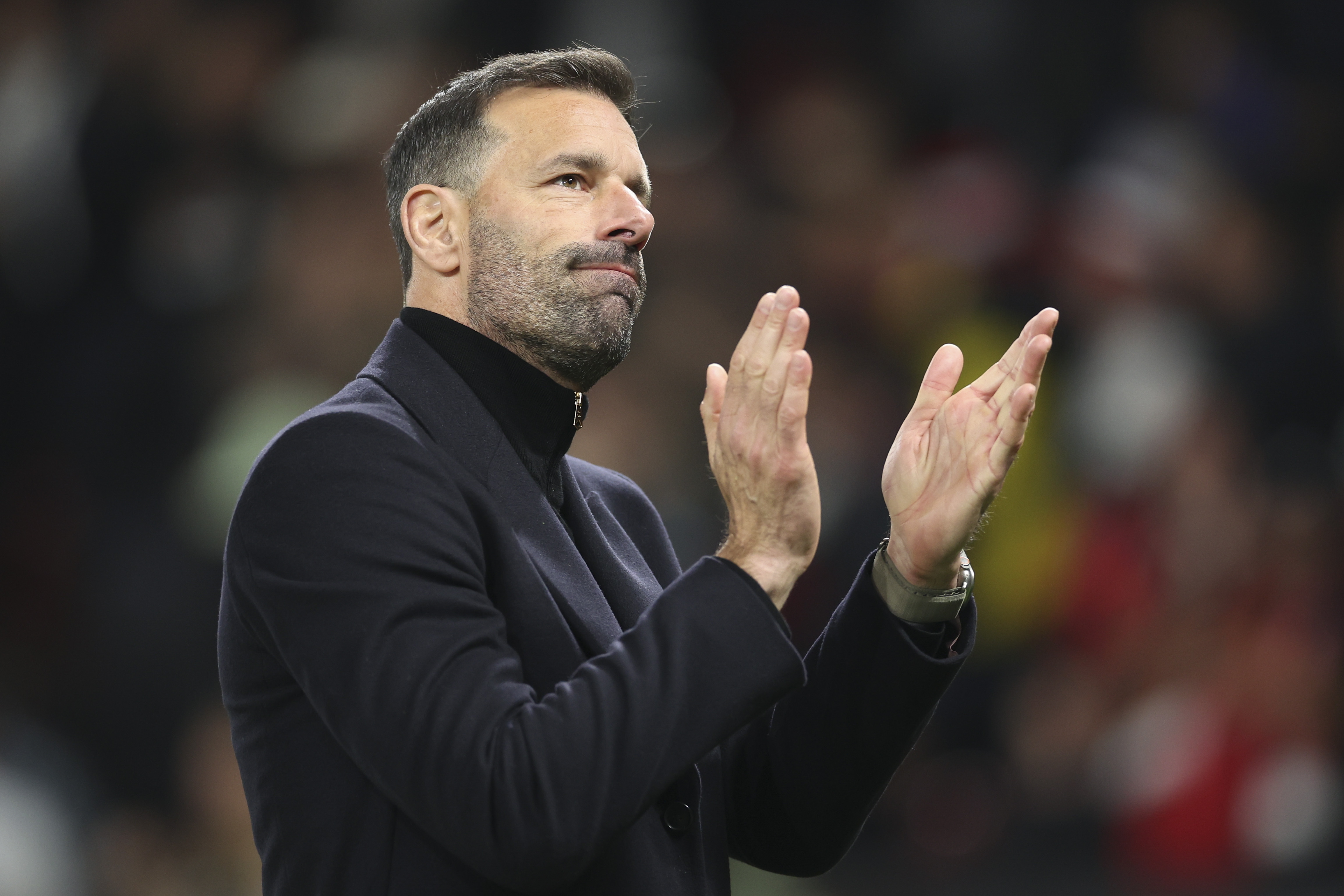 Manchester (United Kingdom), 07/11/2024.- Manchester United interim manager Ruud van Nistelrooy greets supporters after winning the UEFA Europa League match between Manchester United and PAOK in Manchester, Great Britain, 07 November 2024. (Gran Bretaña, Reino Unido) EFE/EPA/ADAM VAUGHAN
