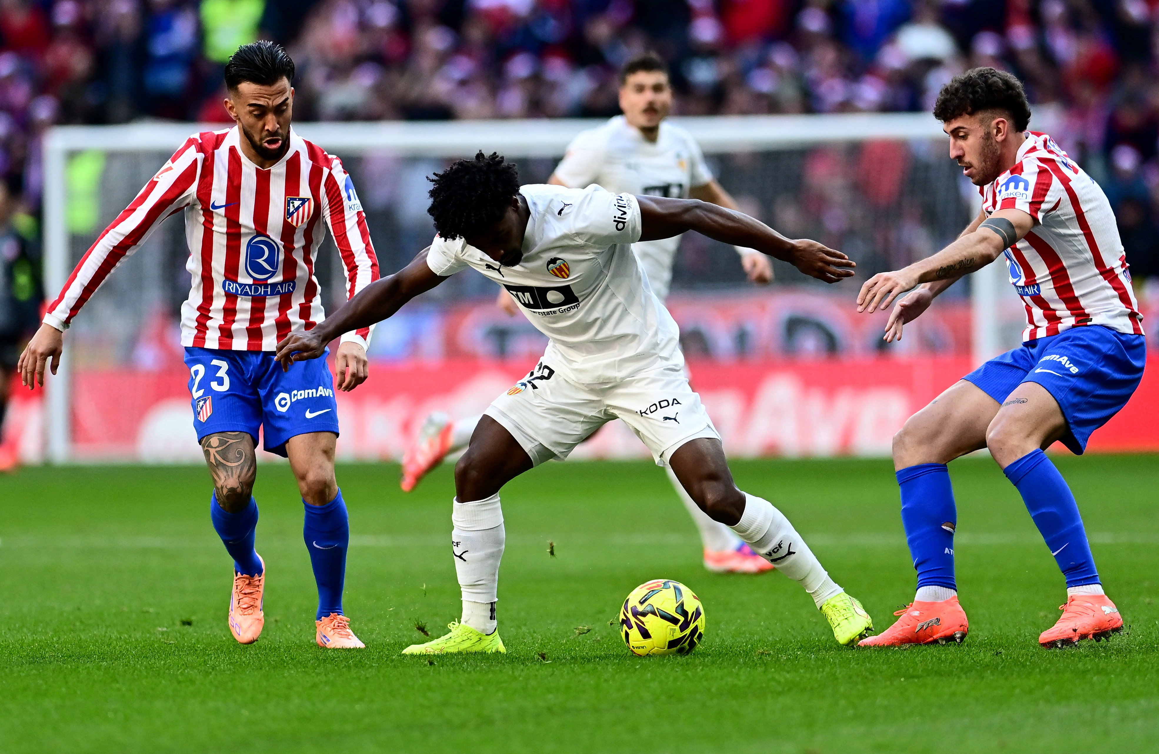 Soccer Football - LaLiga - Atletico Madrid v Valencia - Riyadh Air Metropolitano, Madrid, Spain - December 13, 2025 Valencia's Thierry Correia in action with Atletico Madrid's Nicolas Gonzalez and Matteo Ruggeri REUTERS/Juan Barbosa