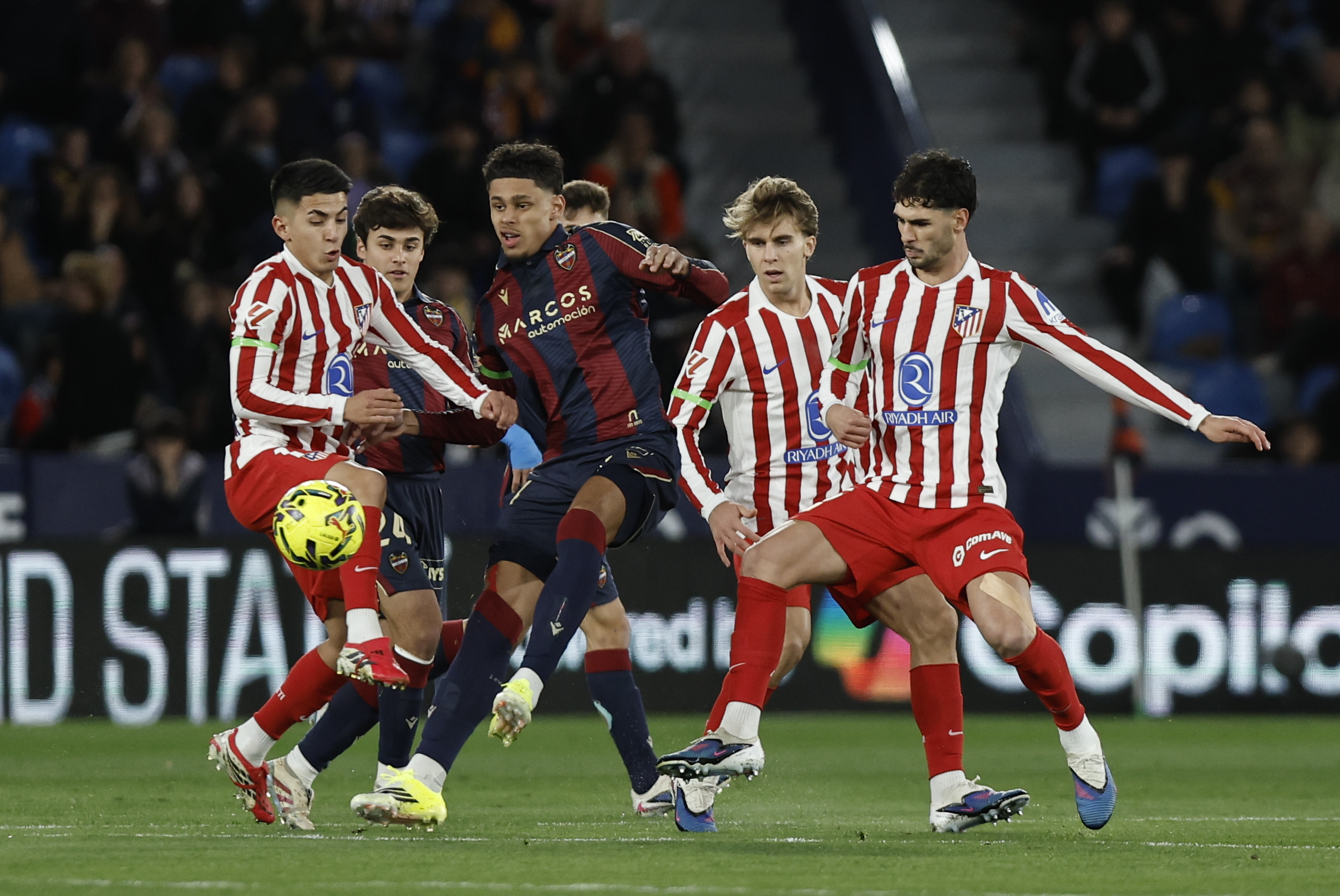 Pablo Barrios disputa un balón con Ugo Raghouber