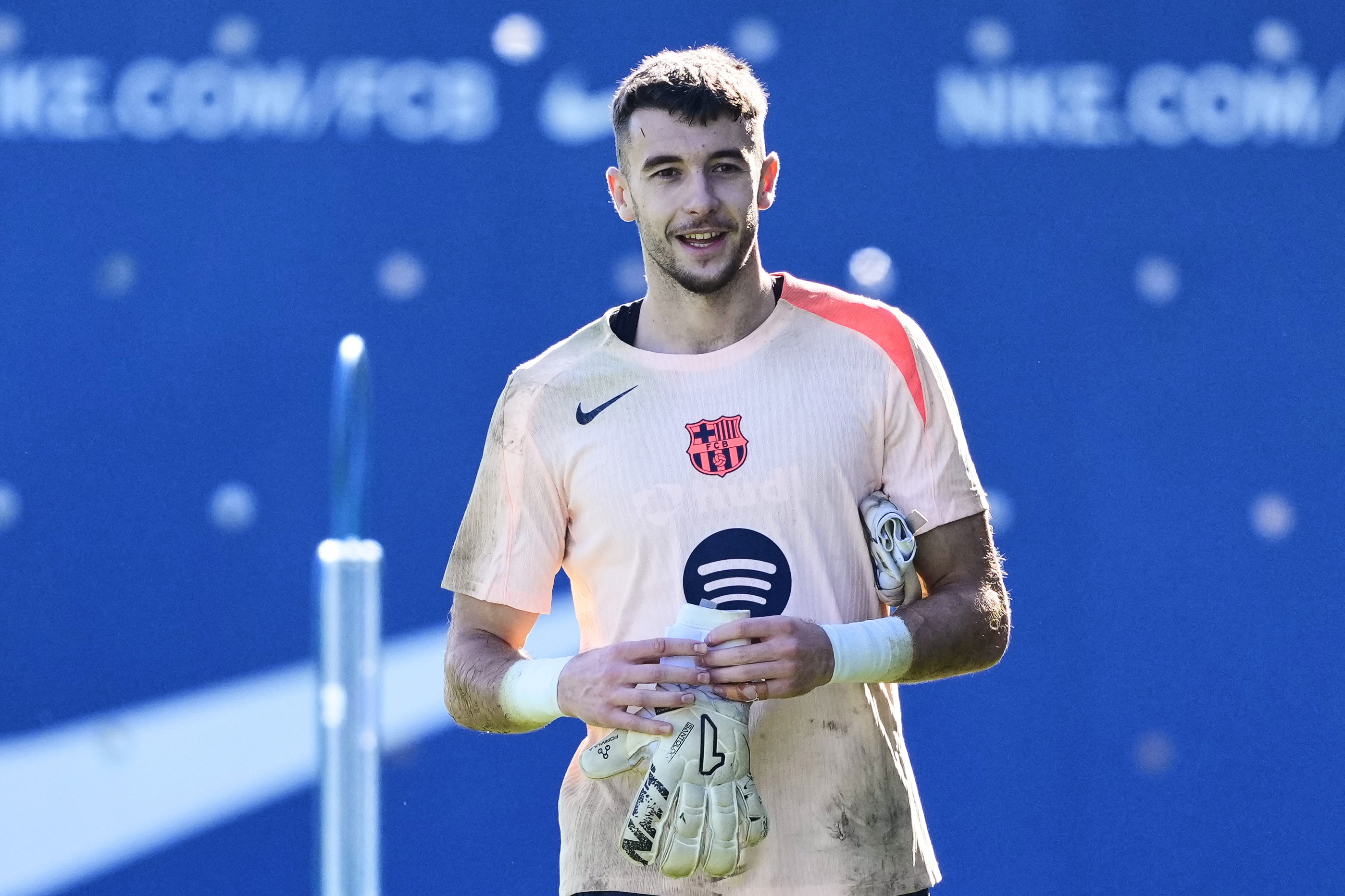 Barcelona (Spain), 04/11/2025.- FC Barcelona's goalkeeper Joan Garcia attends a training session of the team held at Joan Gamper Sports Complex in Barcelona, Spain, 04 November 2025. Barcelona prepare for their UEFA Champions League match against Club Brugge. (Liga de Campeones, España) EFE/EPA/ALEJANDRO GARCIA
