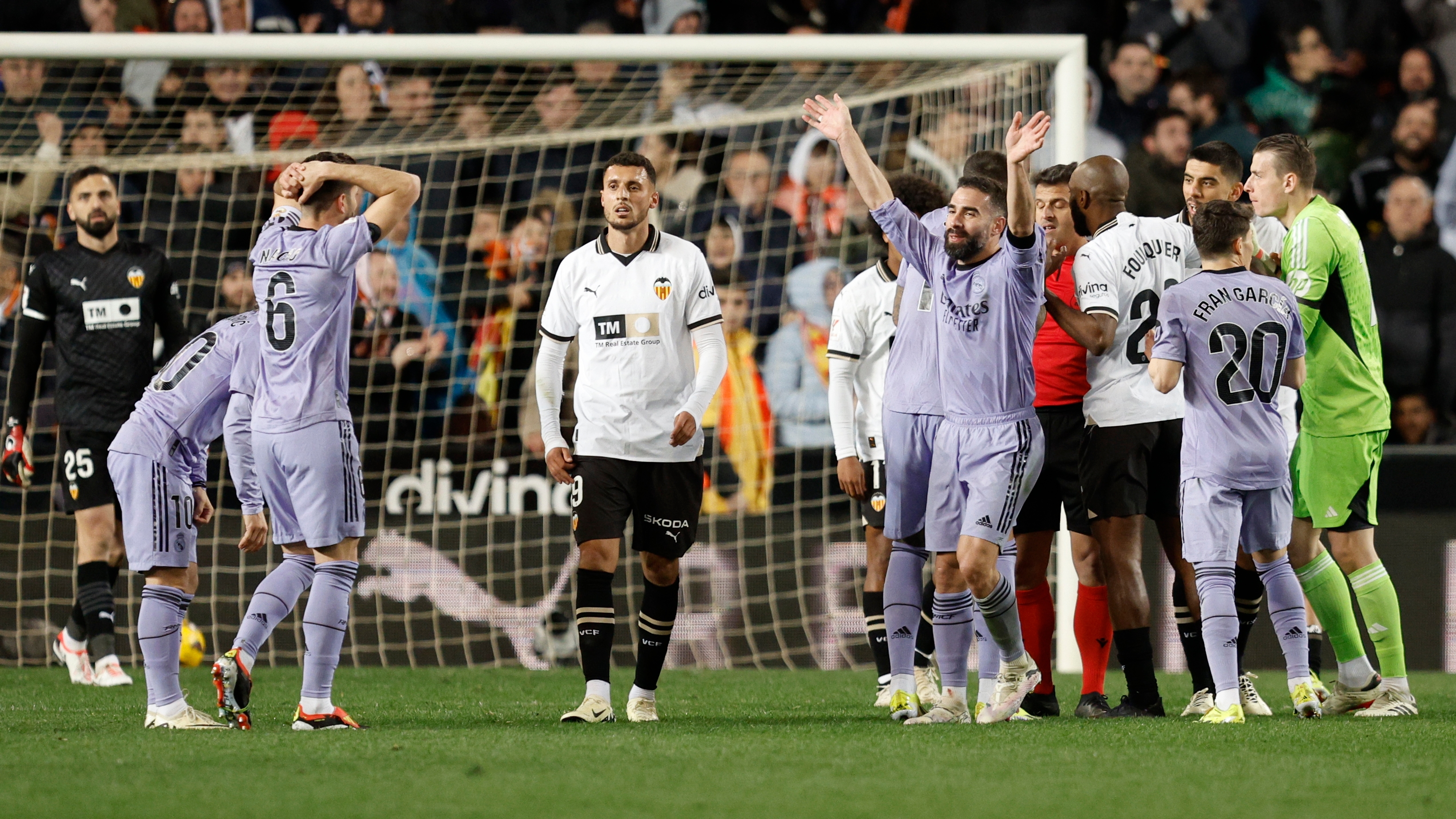 Los jugadores del Real Madrid se lamentan y protestan la decisión de Gil Manzano de señalar el final del partido durante un ataque blanco.