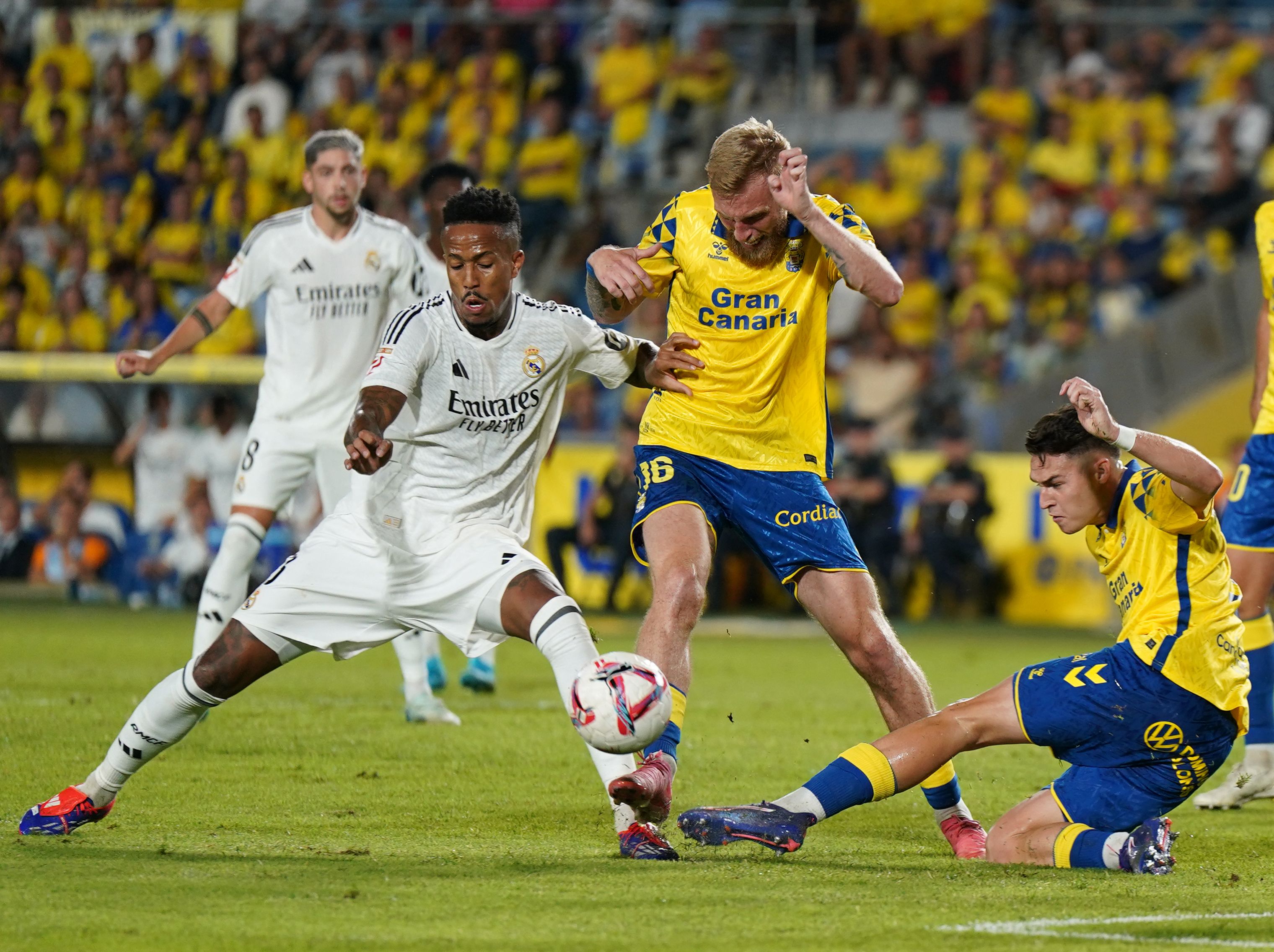 Eder Militao y Oliver McBurnie.