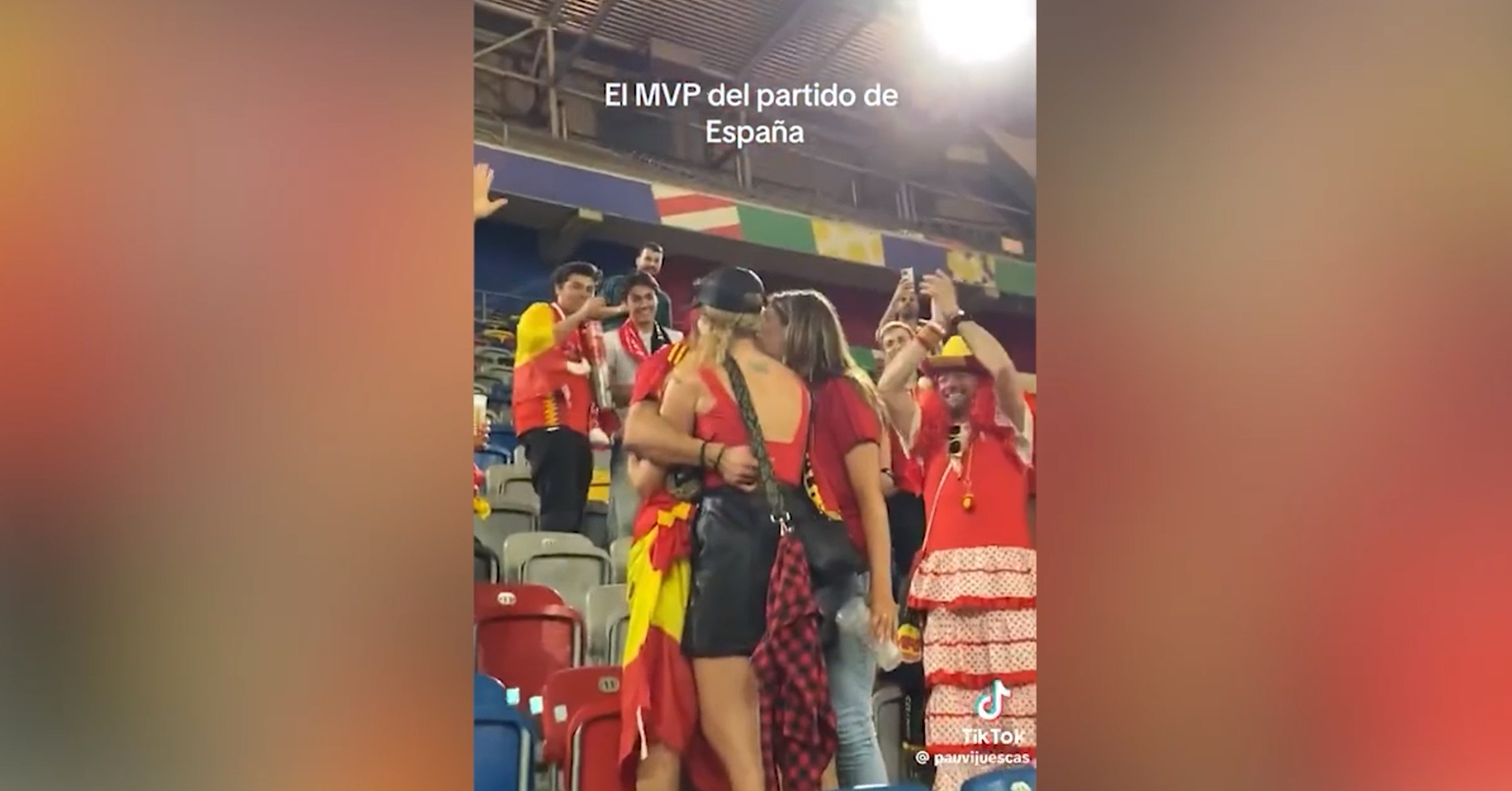 El vídeo más viral de lo que va de Euro: un aficionado español besa a dos mujeres a la vez